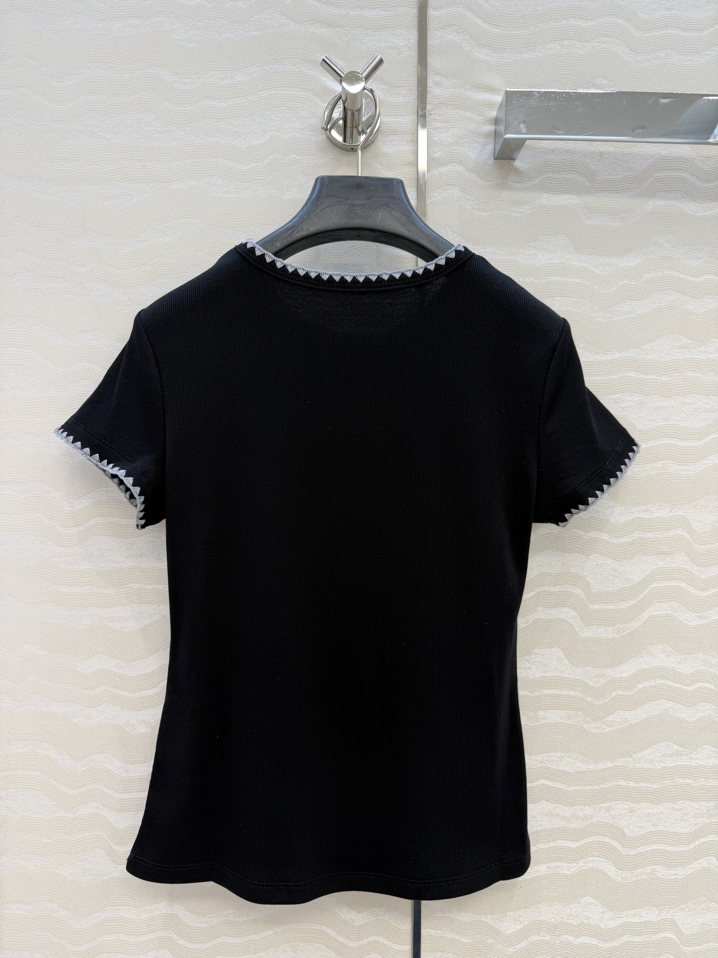 原单品质❤️26早春新品爆单推荐。miu系穿搭，贝壳绣花边经典罗纹短袖T。时髦精单品💕气质圆领设计修身版