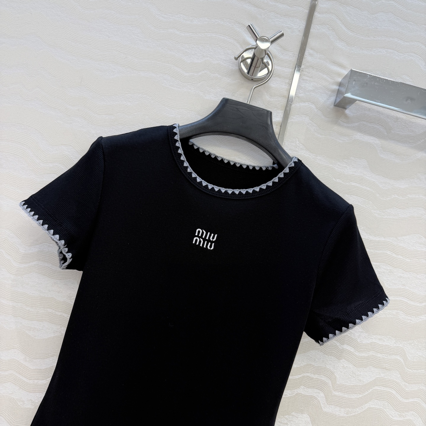 原单品质❤️26早春新品爆单推荐。miu系穿搭，贝壳绣花边经典罗纹短袖T。时髦精单品💕气质圆领设计修身版