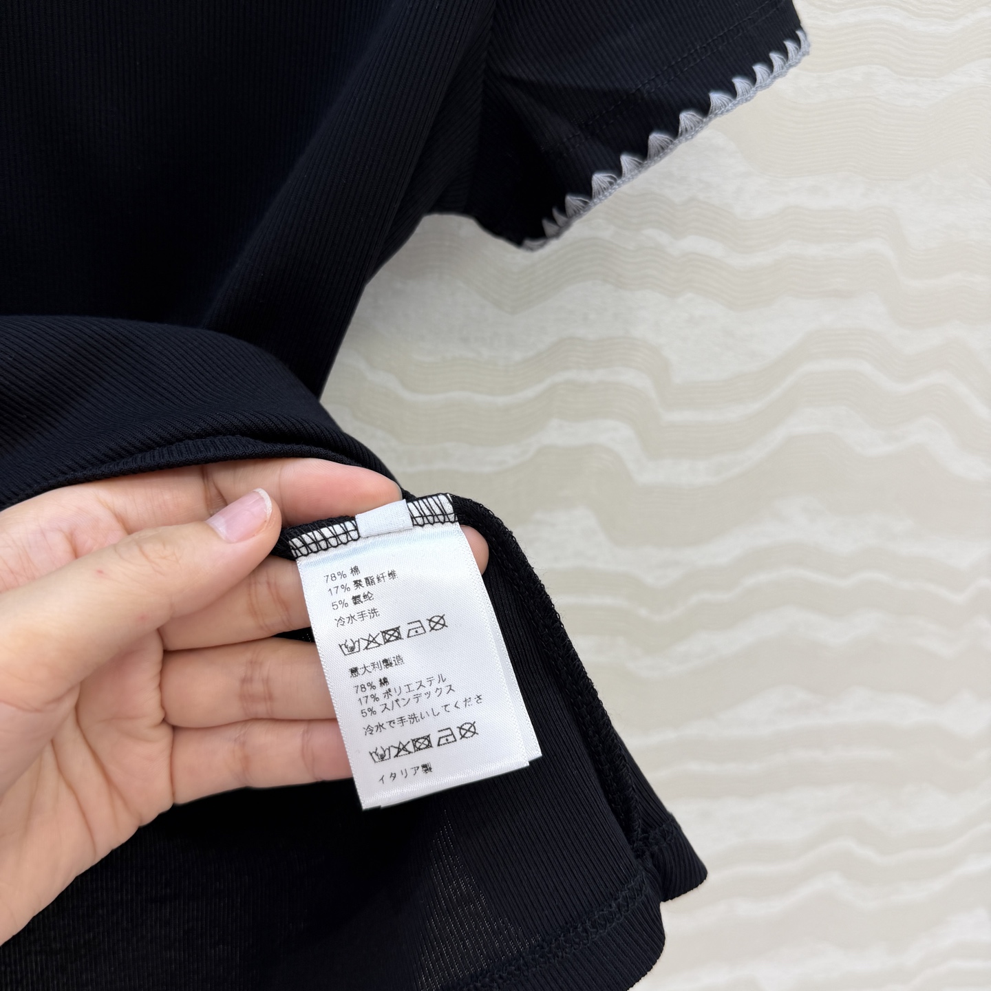 原单品质❤️26早春新品爆单推荐。miu系穿搭，贝壳绣花边经典罗纹短袖T。时髦精单品💕气质圆领设计修身版