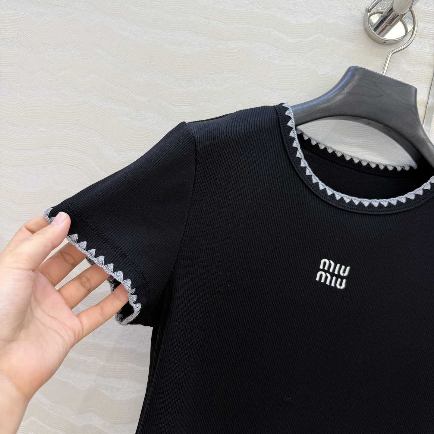 原单品质❤️26早春新品爆单推荐。miu系穿搭，贝壳绣花边经典罗纹短袖T。时髦精单品💕气质圆领设计修身版