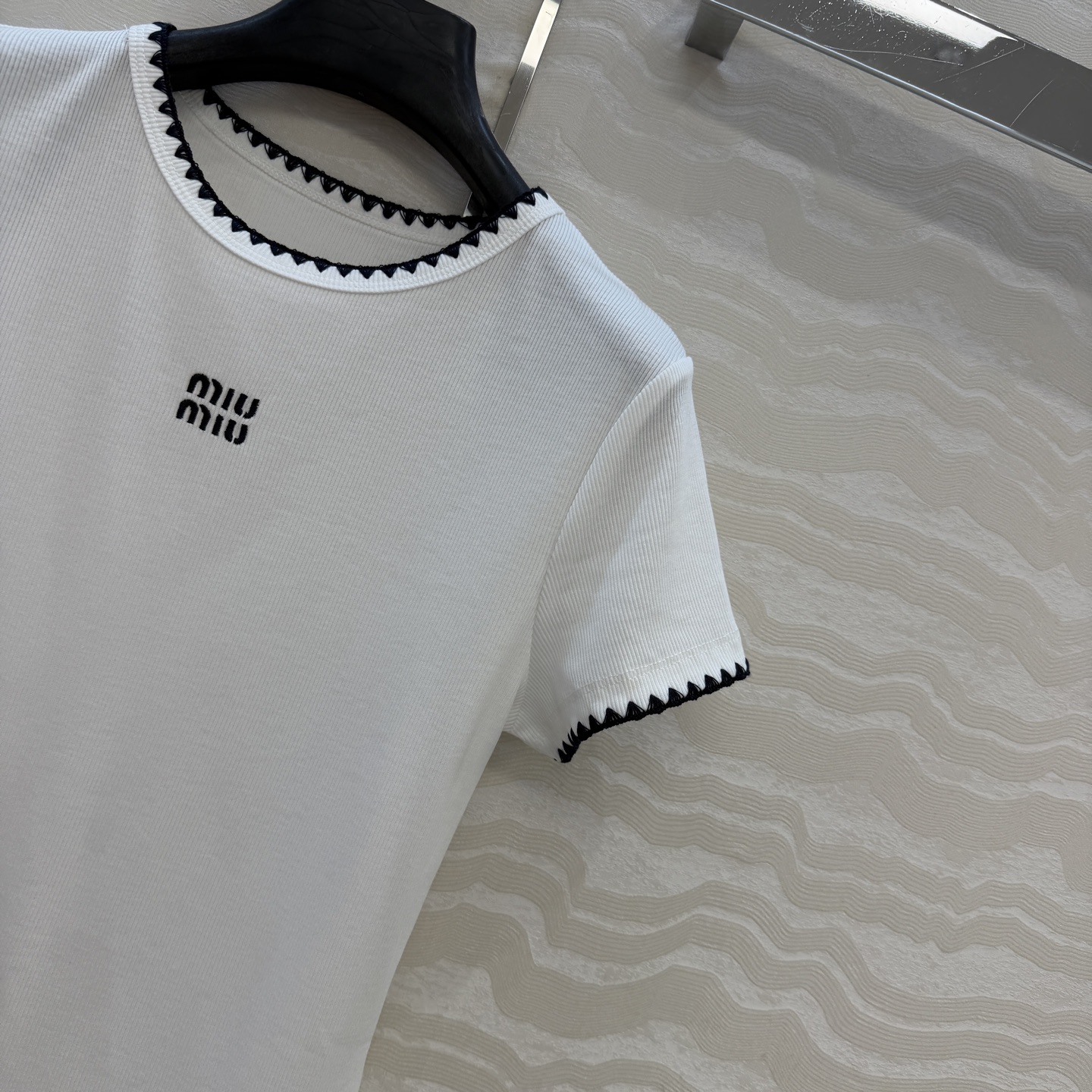 原单品质❤️26早春新品爆单推荐。miu系穿搭，贝壳绣花边经典罗纹短袖T。时髦精单品💕气质圆领设计修身版