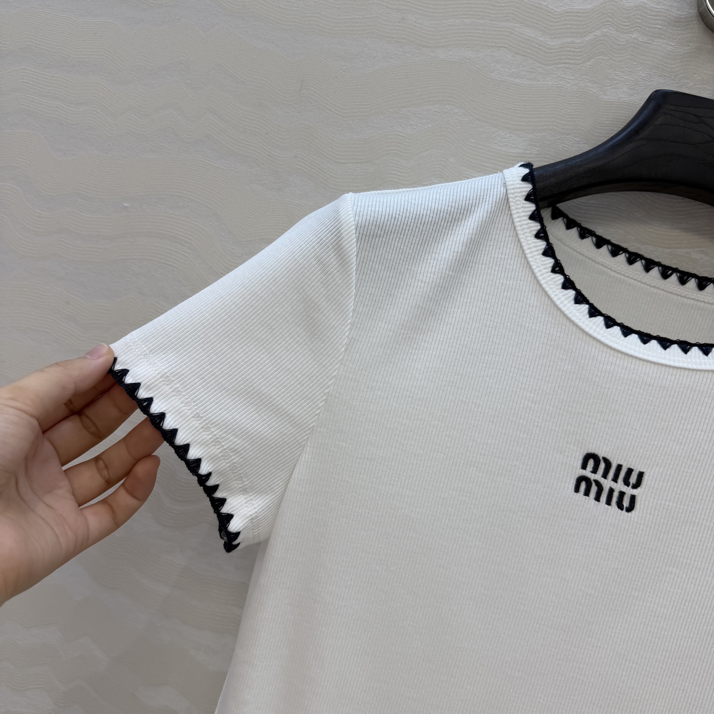 原单品质❤️26早春新品爆单推荐。miu系穿搭，贝壳绣花边经典罗纹短袖T。时髦精单品💕气质圆领设计修身版