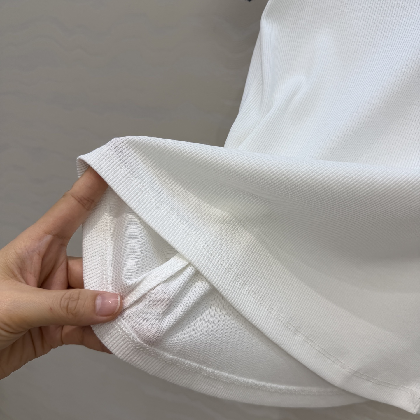 原单品质❤️26早春新品爆单推荐。miu系穿搭，贝壳绣花边经典罗纹短袖T。时髦精单品💕气质圆领设计修身版