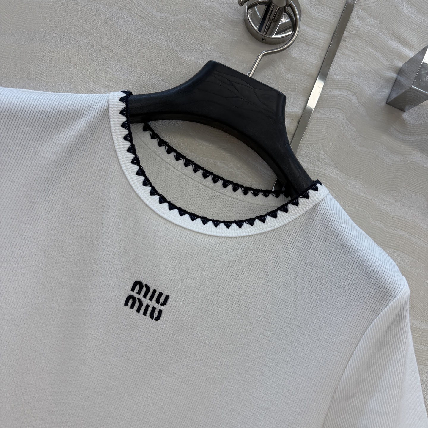 原单品质❤️26早春新品爆单推荐。miu系穿搭，贝壳绣花边经典罗纹短袖T。时髦精单品💕气质圆领设计修身版