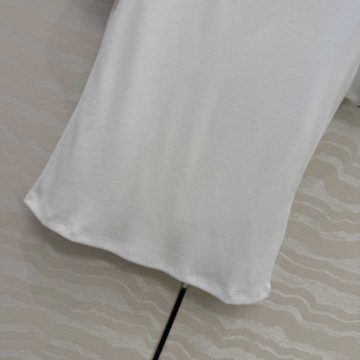 原单品质❤️26早春新品爆单推荐。miu系穿搭，贝壳绣花边经典罗纹短袖T。时髦精单品💕气质圆领设计修身版