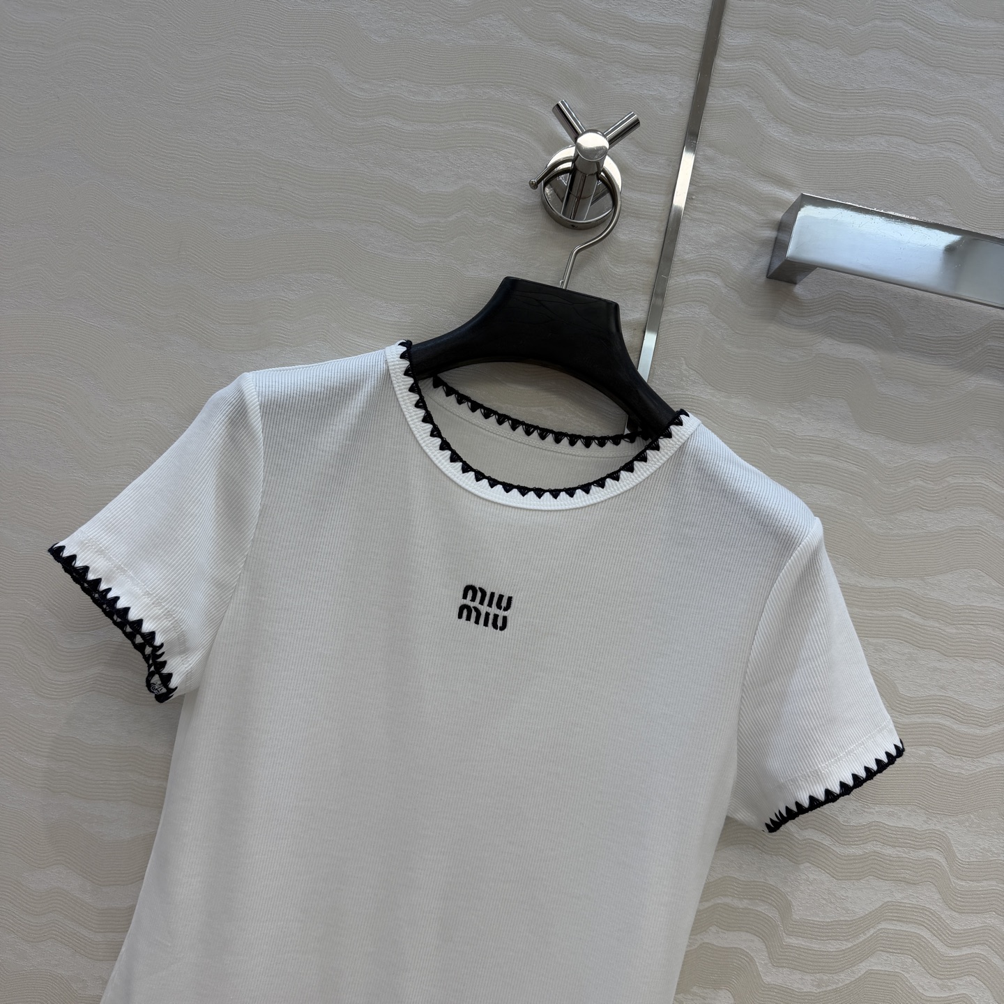 原单品质❤️26早春新品爆单推荐。miu系穿搭，贝壳绣花边经典罗纹短袖T。时髦精单品💕气质圆领设计修身版