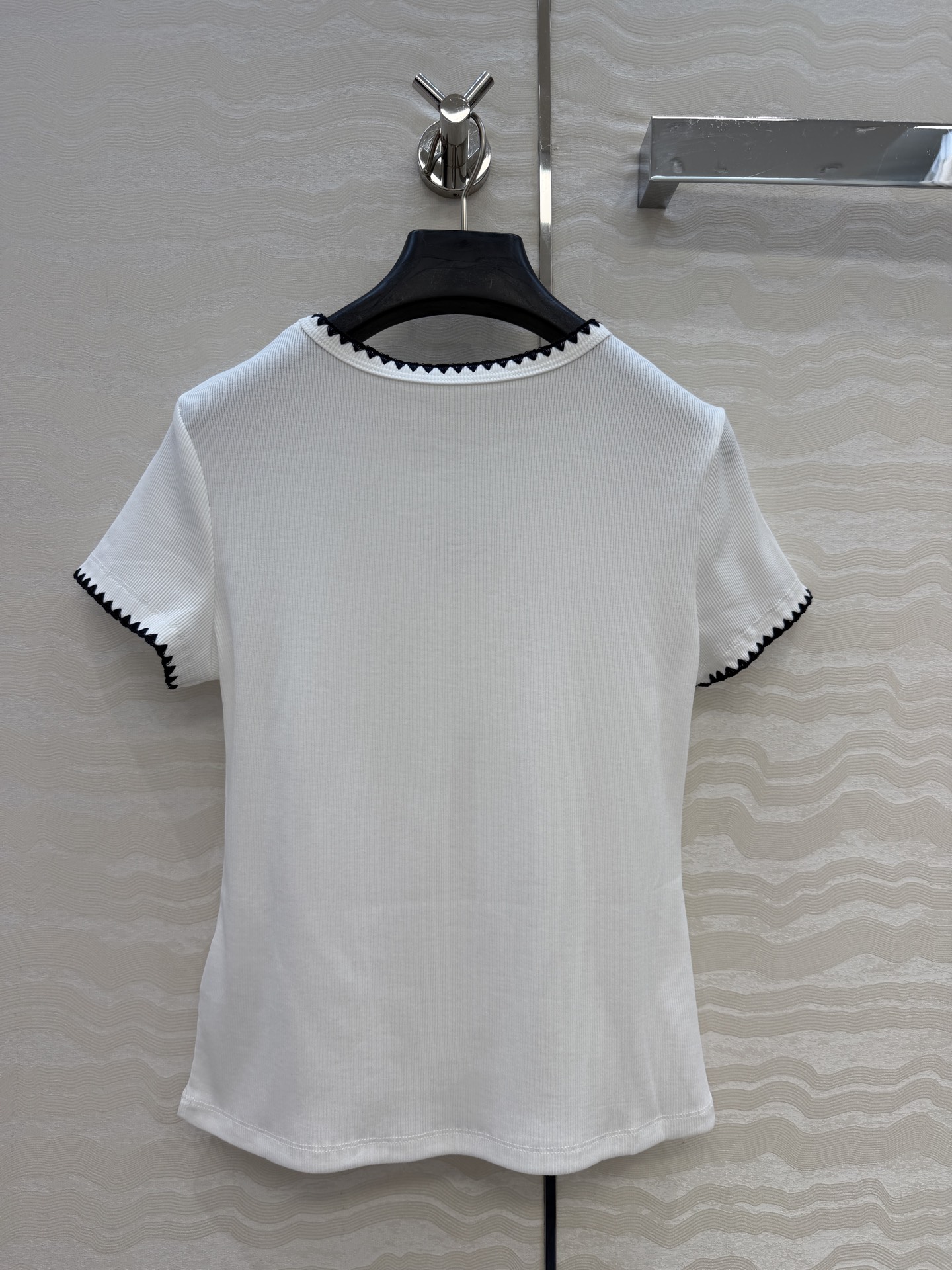 原单品质❤️26早春新品爆单推荐。miu系穿搭，贝壳绣花边经典罗纹短袖T。时髦精单品💕气质圆领设计修身版