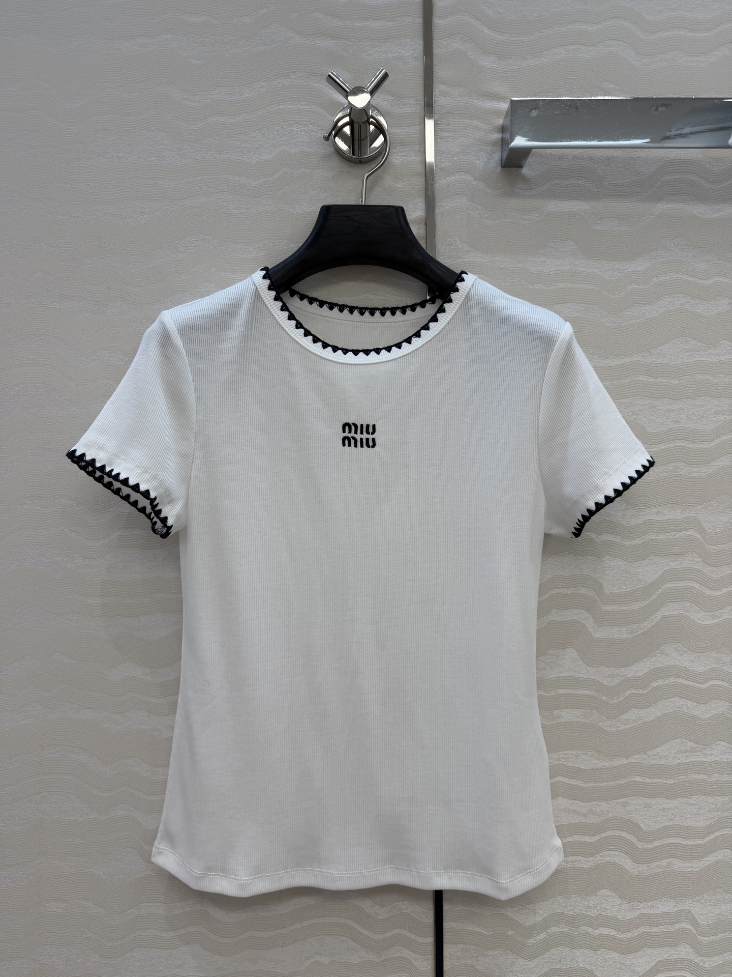 原单品质❤️26早春新品爆单推荐。miu系穿搭，贝壳绣花边经典罗纹短袖T。时髦精单品💕气质圆领设计修身版