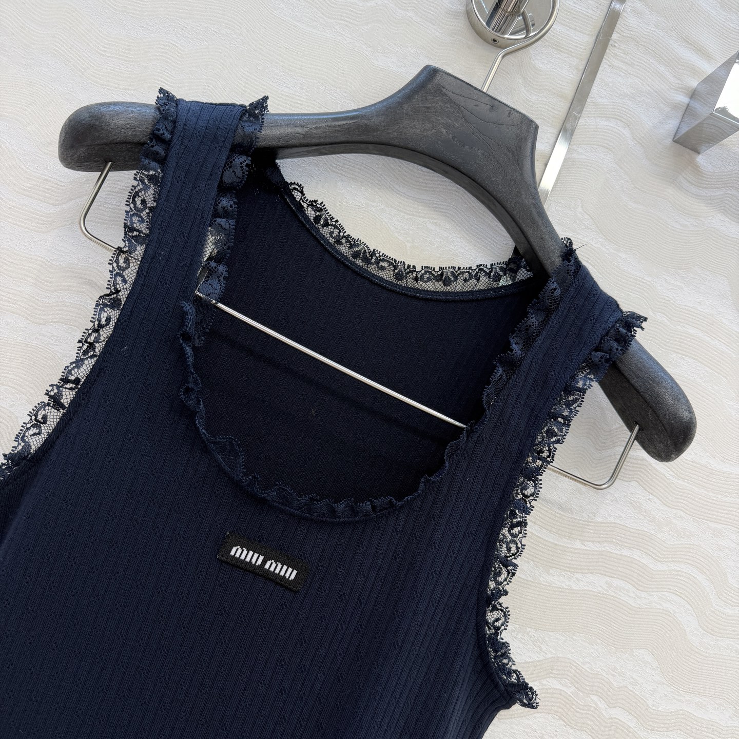 爆单推荐❤️原单品质🌸miu系少女穿搭！知性分子学院风U领小背心！气质氛围感叠搭单品，定制100%提花纯