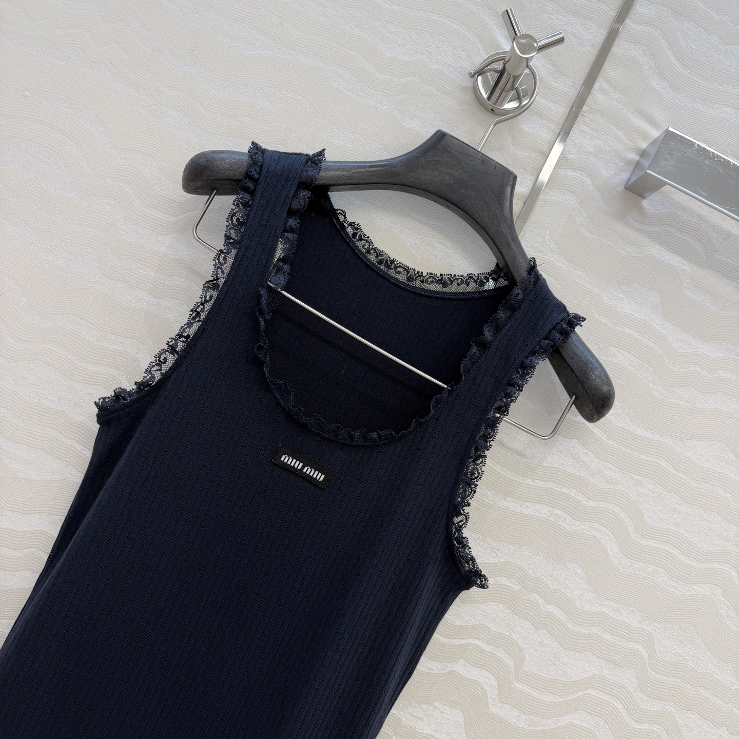 爆单推荐❤️原单品质🌸miu系少女穿搭！知性分子学院风U领小背心！气质氛围感叠搭单品，定制100%提花纯