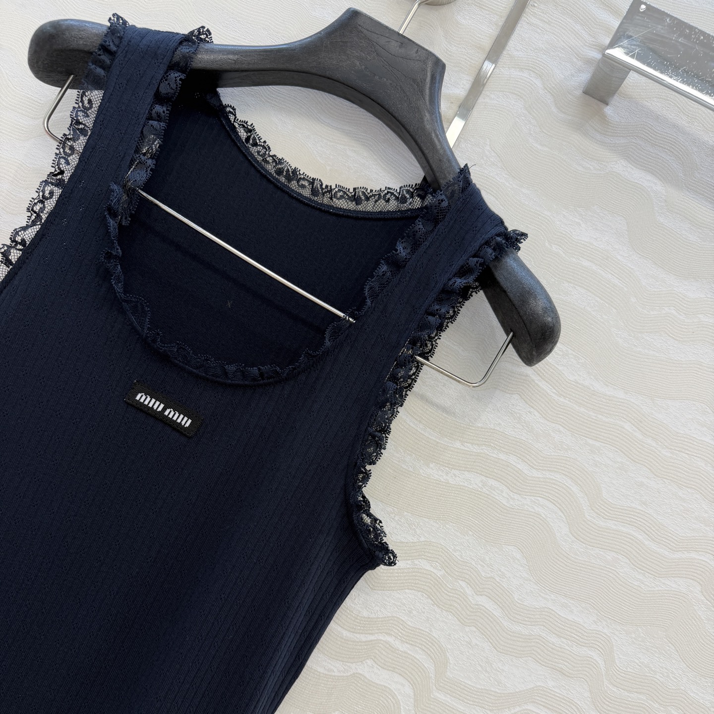 爆单推荐❤️原单品质🌸miu系少女穿搭！知性分子学院风U领小背心！气质氛围感叠搭单品，定制100%提花纯