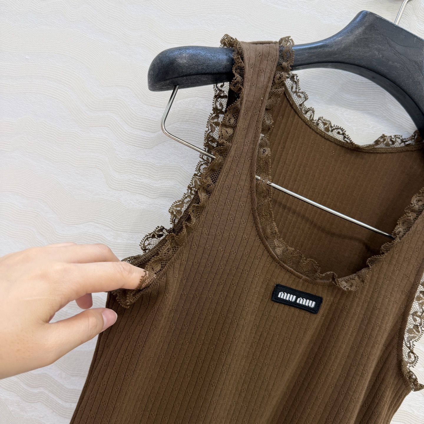 爆单推荐❤️原单品质🌸miu系少女穿搭！知性分子学院风U领小背心！气质氛围感叠搭单品，定制100%提花纯