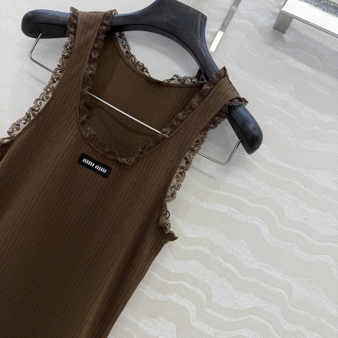 爆单推荐❤️原单品质🌸miu系少女穿搭！知性分子学院风U领小背心！气质氛围感叠搭单品，定制100%提花纯