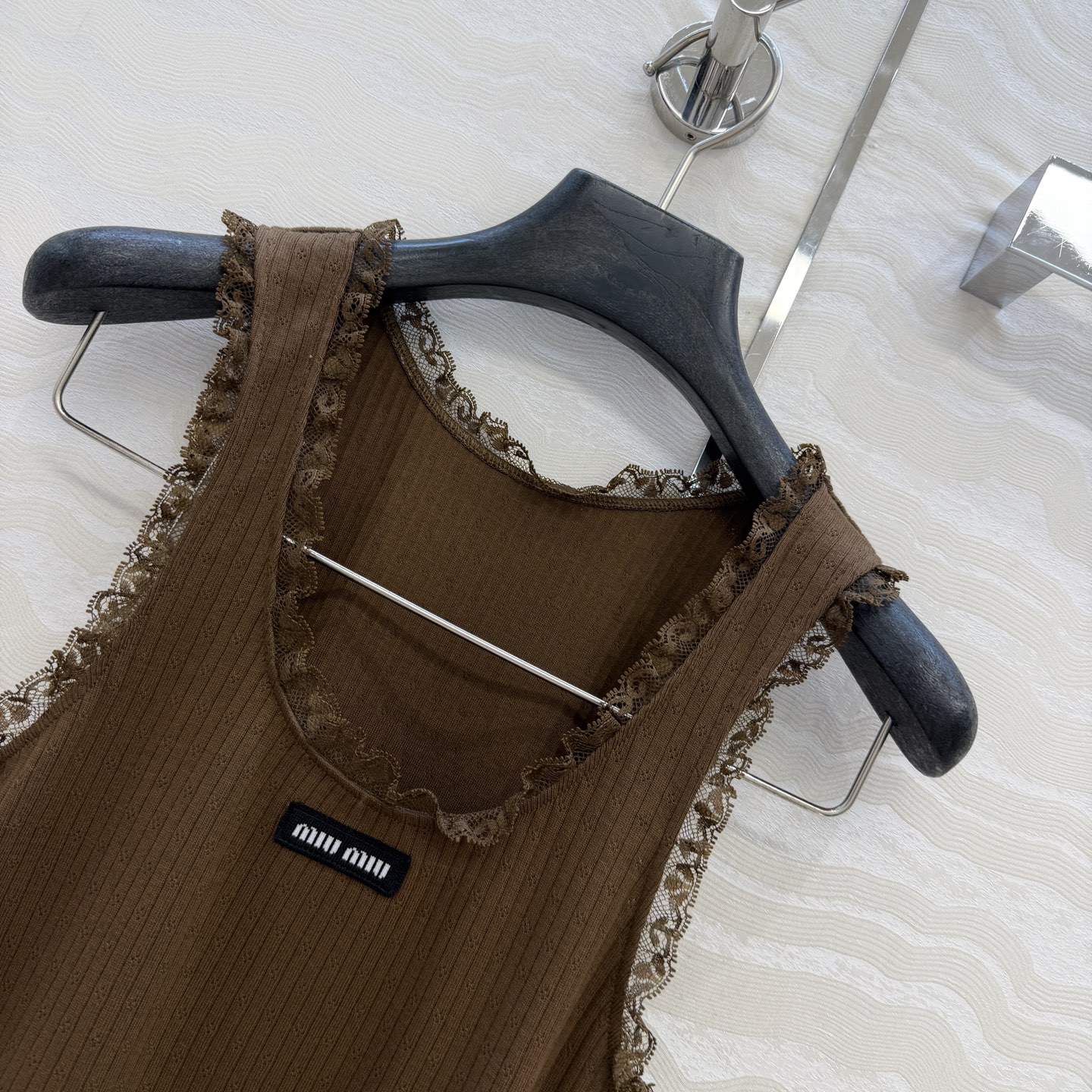 爆单推荐❤️原单品质🌸miu系少女穿搭！知性分子学院风U领小背心！气质氛围感叠搭单品，定制100%提花纯