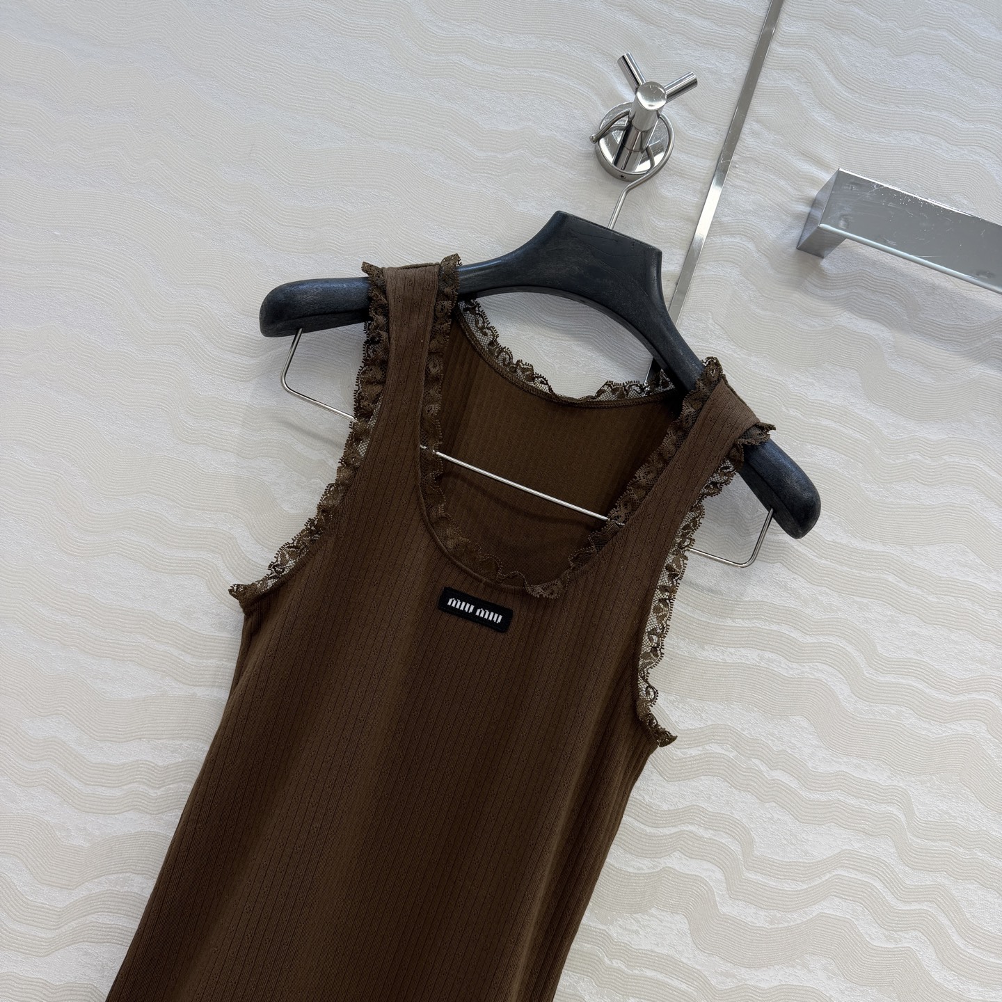 爆单推荐❤️原单品质🌸miu系少女穿搭！知性分子学院风U领小背心！气质氛围感叠搭单品，定制100%提花纯