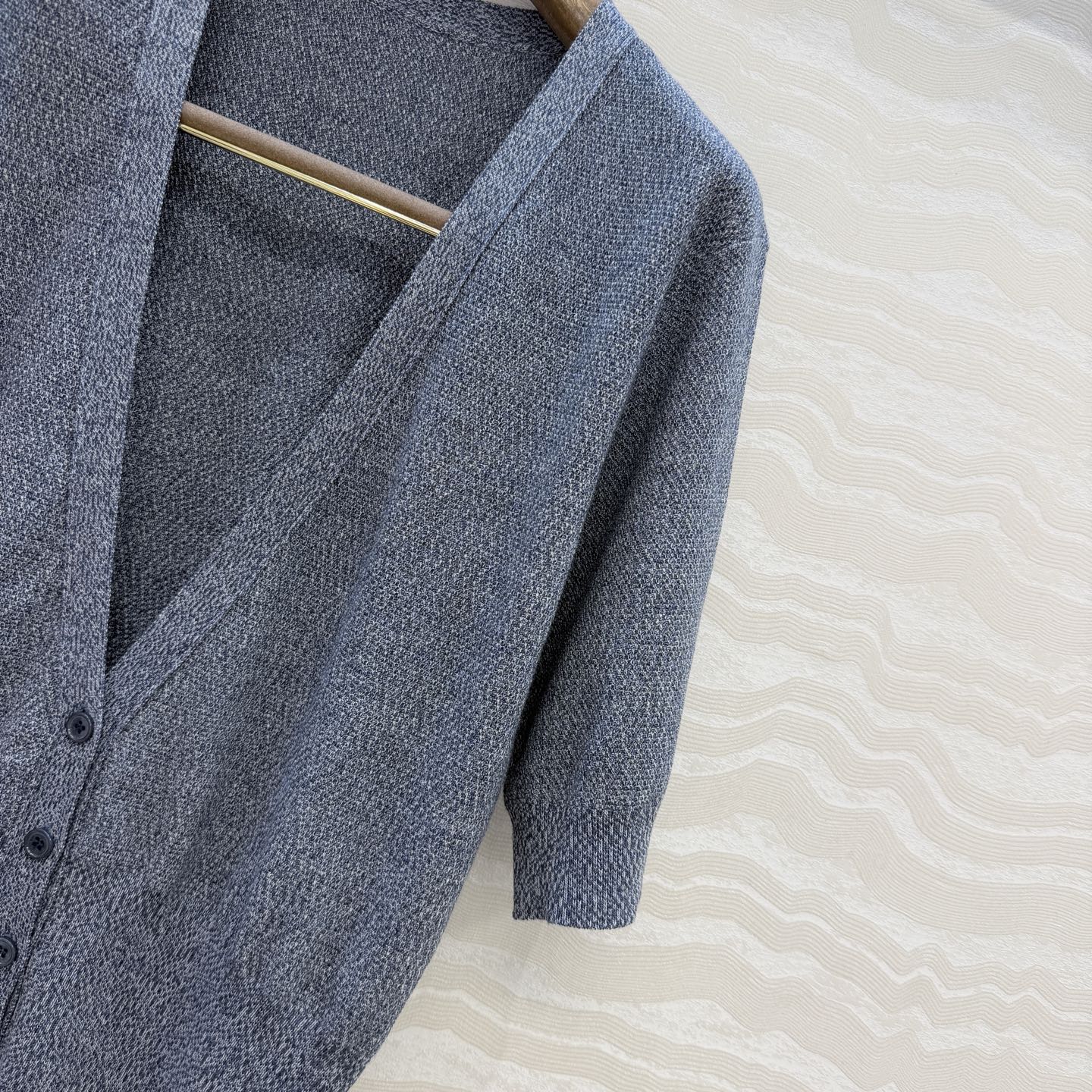 高端原单品质❤️Lp高智感老钱风穿搭！春夏新品高级静谧蓝针织短袖开衫。18针工艺温柔极致优雅的调调，简约