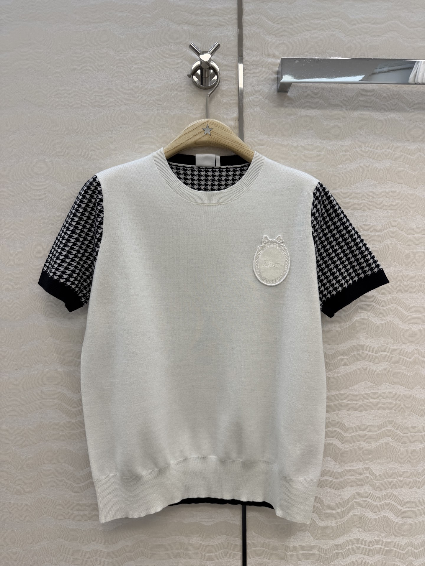 NO:829130,Original quality, MissD houndstooth pattern color stitching knitted short-sleeved top!  Three-dimensional double weaving process original customized imported yarn!  Age-reducing temperament, the classic H short version is versatile and easy to wear!  French elegance in high-end black and white tones. Imported high-count-density yarn and Swiss machine double-weave knitted yarn, making the upper body appear thinner and taller!  The quality of workmanship depends on the details!  One color size 36.38.40, size 38 shoulder width 37, bust 94, length 62., Dior-clothing, dior, T-shirt,19860909原单品质,MissD千鸟格纹接色拼接针织短袖上衣！立体双织工艺原版定制进口纱线！减龄气质经典H小短款版型百搭不挑人！高级黑白调法式优雅气质.进口高支密度纱线瑞士机双织工艺针织纱线,上身显瘦又高挑！做工品质看细节！一色36.38.40码,38码肩宽37,胸围94,衣长62.,迪奥-服装,dior,T-shirt,,Women's clothing