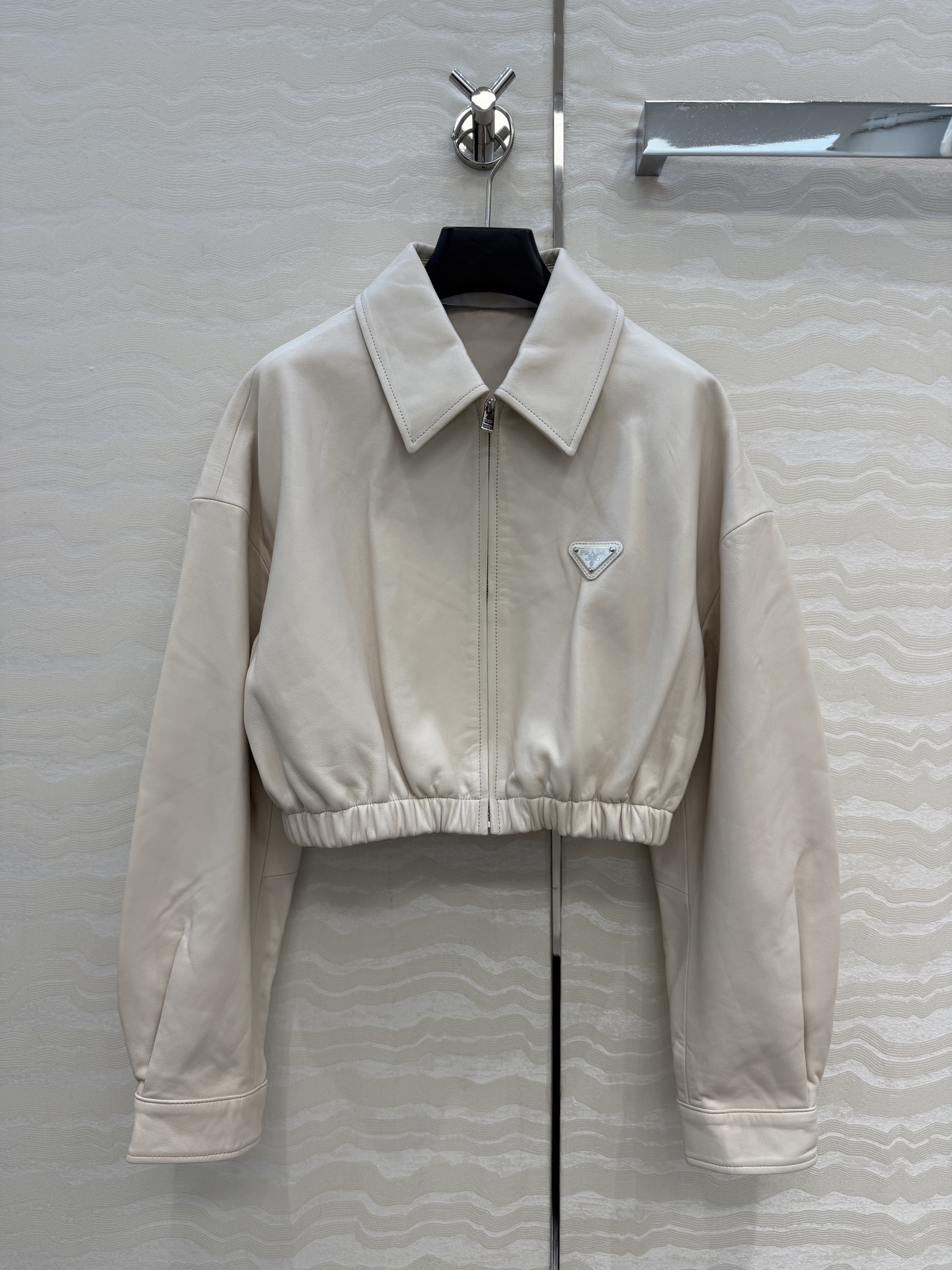 NO:866391,The popular style returns to the original high-quality PR high-intellectual wear!  Functional and elegant girl group style!  Imported top quality lambskin short lapel jacket!  Sheep leather, classic short lapel and elastic waist design are high-end, fashionable and handsome!  The upper body looks slim!  The three-dimensional silhouette is versatile and easy to match. Customized five-metal accessories and jacquard letter lining!  Perfect workmanship quality depends on the details. Three colors of 3 sizes. Bust 88 in size 36, length 43., Prada - clothing, prada, jackets & coats, jackets & coats, sheepskin,19860909爆款回归原单品质PR高智感穿搭！机能气质女团风！进口顶级小羊皮短款翻领夹克外套！绵羊皮,经典短款翻领松紧腰设计高级时髦又帅气！上身巨显瘦！立体裁版型百搭不挑人.定制五金属配件提花字母里衬！完美做工品质看细节.三色3码.36码胸围88,衣长43.,普拉达-服装,prada,jackets & coats,jackets & coats,sheepskin,,Women's clothing