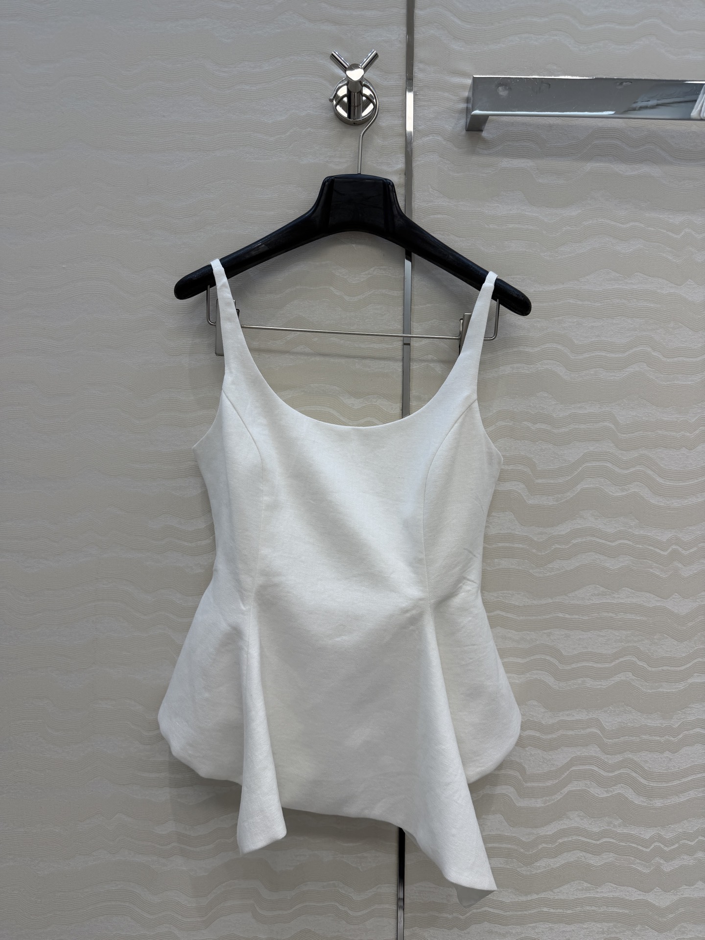 NO:829074,Original quality KH high-intellectual wear linen suspender top. Irregular three-dimensional cutting design, temperament U-neck and waisted version, versatile and perfect, easily interpreting fashionable and high-end items. The version is not picky!  Minimalist outfit Tencai!  Full of details, highly recommended for owning versatile items!  The 3D three-dimensional version is retro and elegant. The imported linen fabric has a great texture!  The quality of workmanship depends on the details, two colors of 3 sizes, size S bust 82, waist 70, length 61 in front and 53 in back., women's clothing,19860909原单品质KH高智感穿搭亚麻吊带上衣.不规则立体裁剪设计气质U领收腰版型百搭绝绝子,轻松演绎时髦高级单品.版型不挑人！极简主义穿搭天菜！细节感满满,强烈推荐自留百搭单品！3D立体版型复古优雅.进口亚麻面料质感超赞！做工品质看细节,两色3码,S码胸围82,腰围70,衣长前61后53.,女装,,Women's clothing