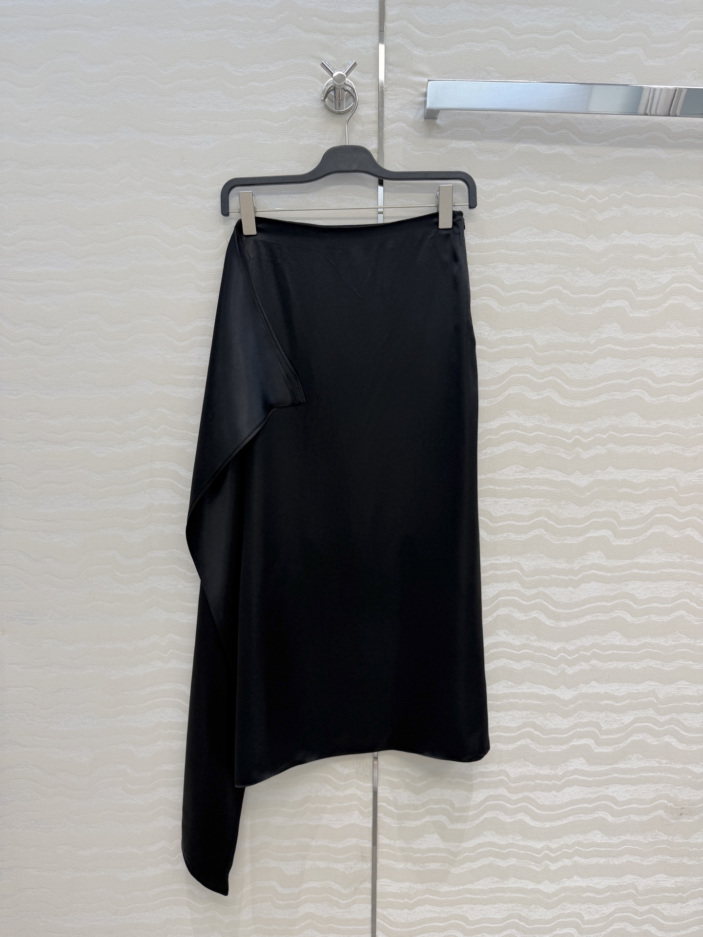 NO:826872,High-end original quality Row style paper character outfits!  Long-termist irregular design acetate long skirt. Classic H long skirt series, silk acetate fabric with silky drape, double-layered panel design to easily interpret a lazy and casual high-end item. The style is not fussy and full of details!  Minimalist outfit Tencai!  Highly recommended as a versatile item to keep for yourself!  Perfect workmanship quality depends on the details, one color 3 sizes, S size waist 68, hip 96, skirt length 85., women's clothing, skirts, real silk,19860909高端原单品质Row风风纸片人穿搭！长期主义不规则设计醋酸长半裙.经典H长裙系列,真丝醋酸面料垂感丝滑,双层搭片设计轻松演绎慵懒随性的高级单品.版型不挑人细节感满满！极简主义穿搭天菜！强烈推荐自留百搭单品！完美做工品质看细节,一色3码,S码腰围68,臀围96,裙长85.,女装,skirts,real silk,,Women's clothing