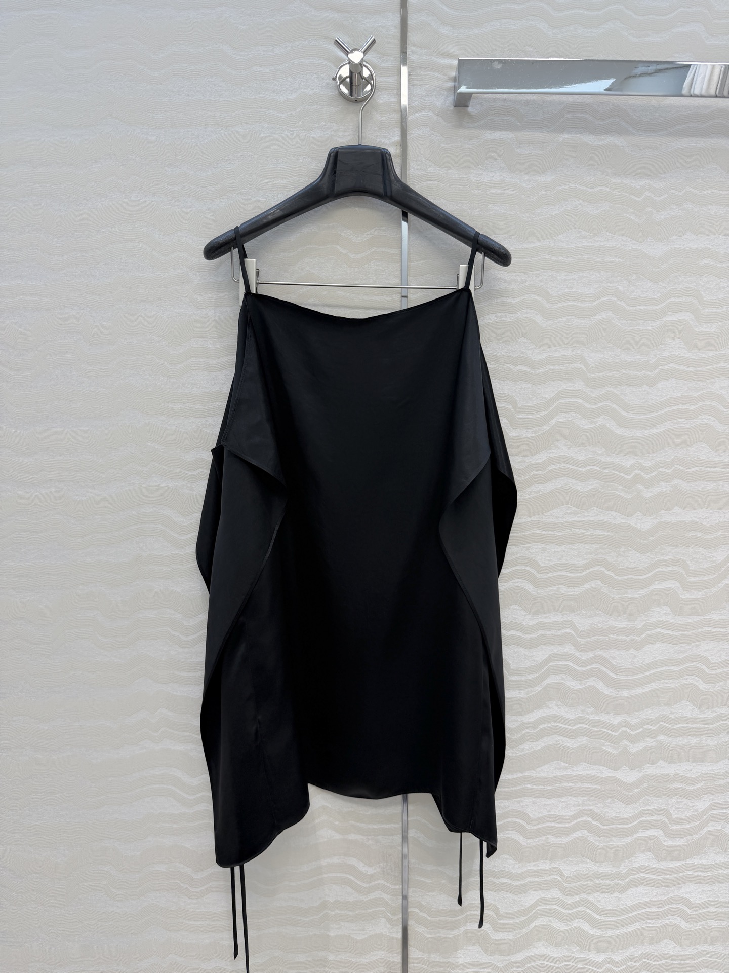 NO:826862,High-end original quality Row style and high-intellectual wear!  A chic and comfortable high-end acetate suspender top. The silk acetate fabric has a silky drape, and the adjustable suspenders are one-piece three-dimensional tailoring!  The lace-up design on both sides is fashionable and elegant!  !  The minimalist, low-key and luxurious design is awesome!  Highly recommended for personal use!  Perfect workmanship depends on the details, 3 sizes in one color. Available now!  Size S bust 96, length 76., women's clothing, real silk,19860909高端原单品质Row风高智感穿搭！潇洒自如的高级醋酸吊带上衣.真丝醋酸面料垂感丝滑,可调节吊带一片式立体剪裁！两侧系带设计时髦的调调又A又飒！！极简主义低调奢华设计感超赞！强烈推荐自留单品！完美做工品质看细节,一色3码.现货开抢！S码胸围96,衣长76.,女装,real silk,,Women's clothing