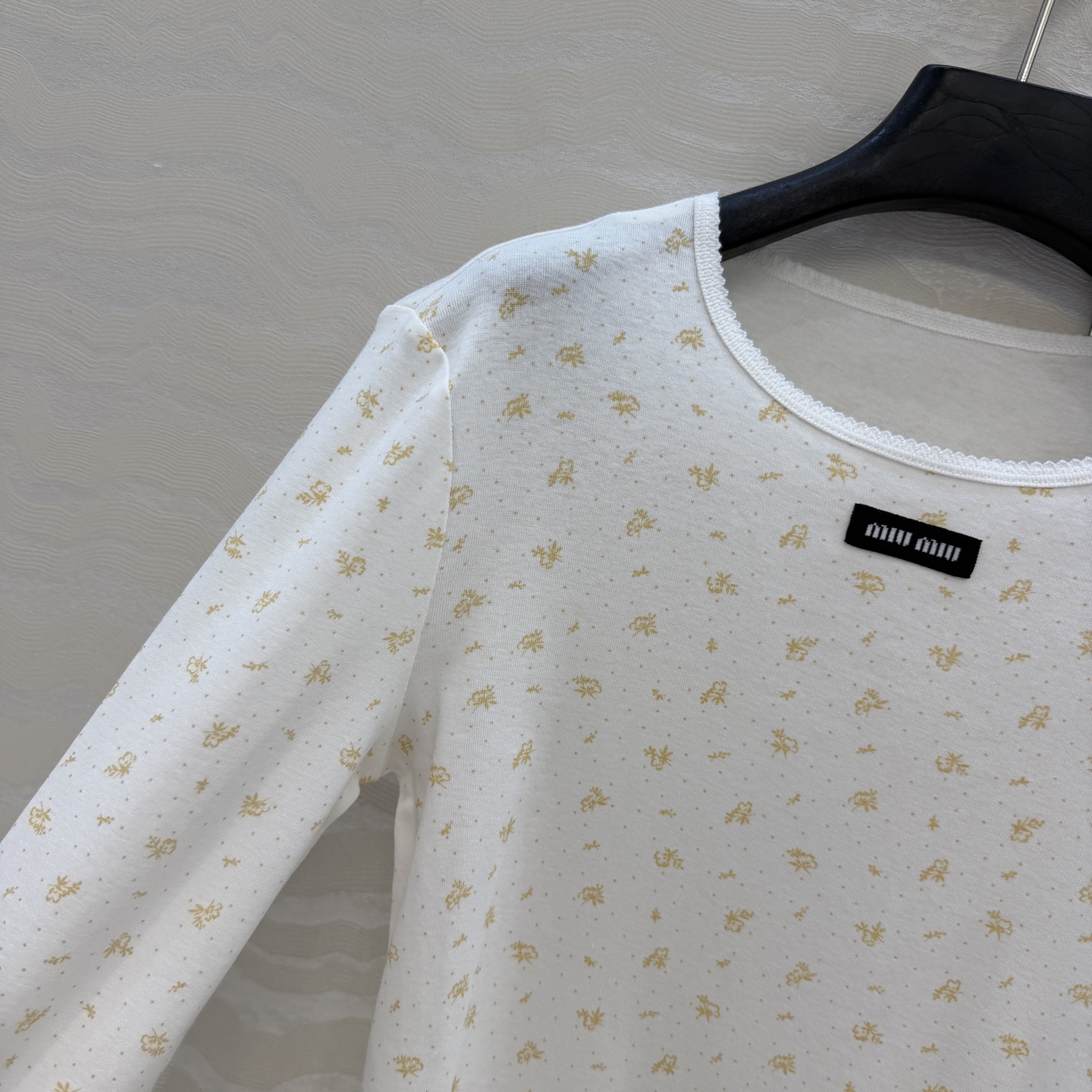原单品质，miu系少女穿搭！holiday系列田园小碎花纯棉长袖T，小花边领设计可爱少女风。贴身版型打造
