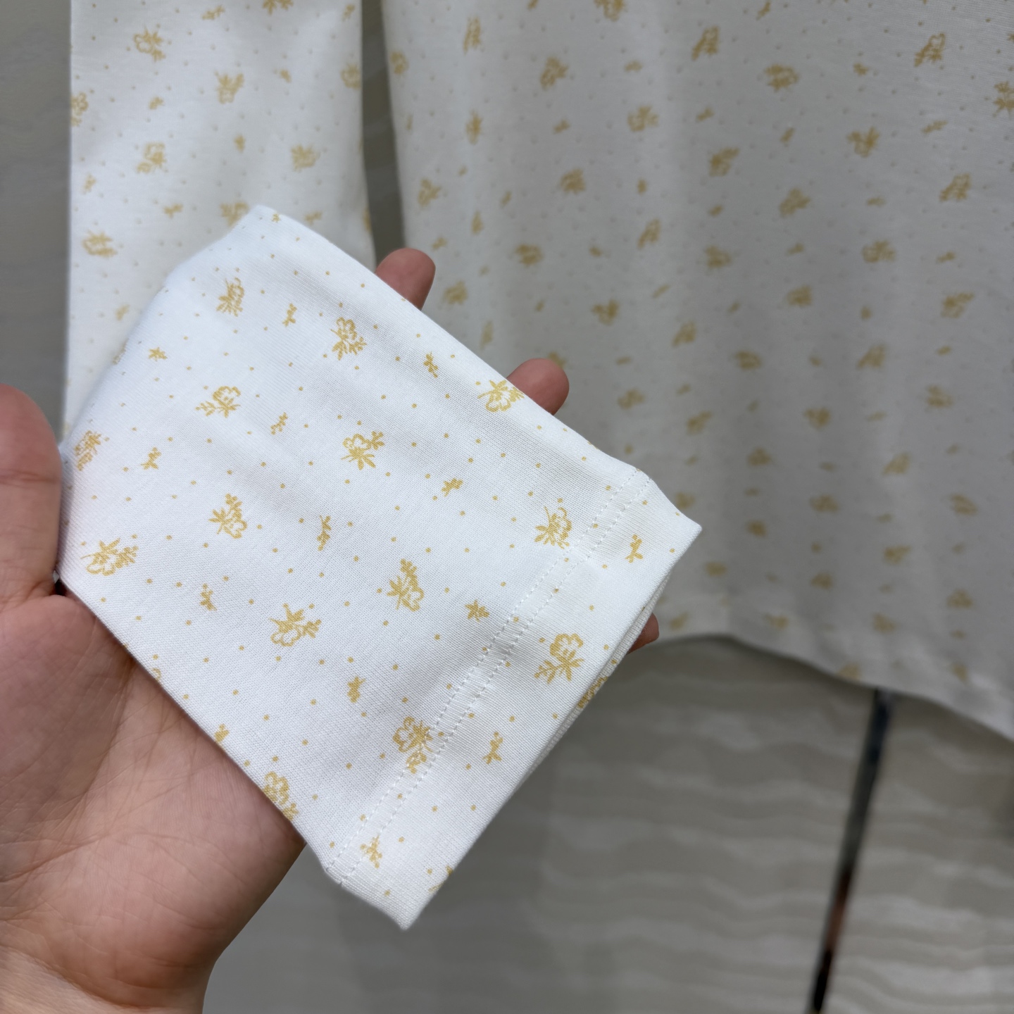 原单品质，miu系少女穿搭！holiday系列田园小碎花纯棉长袖T，小花边领设计可爱少女风。贴身版型打造