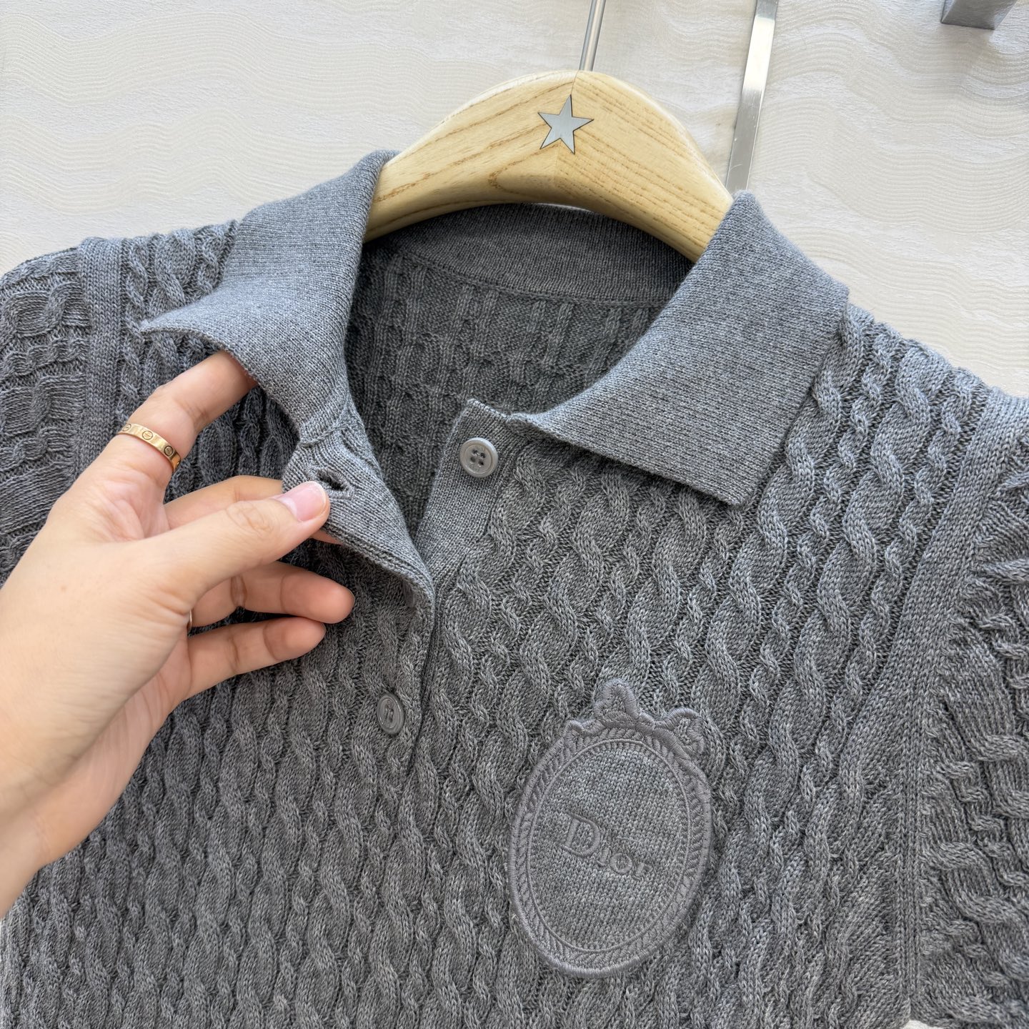 原单品质💋Miss D26s早春新品，花园世界系列嫩粉白polo领针织短袖毛衣。定位立体刺绣精致徽章细节