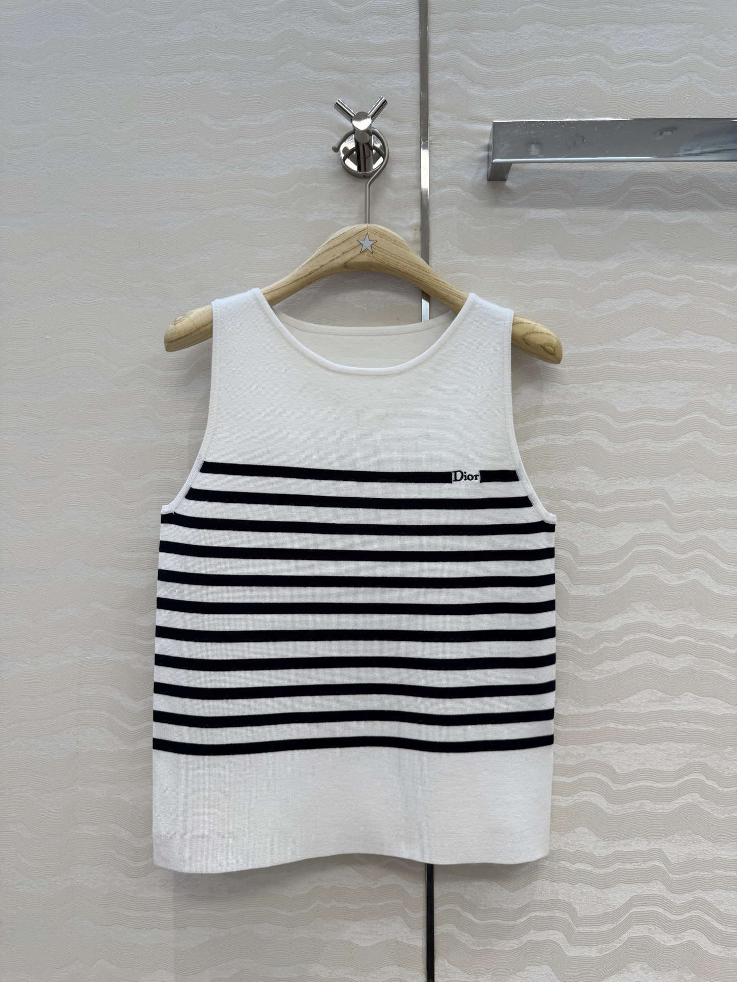 NO:829199,High-end original quality MissD 26 spring and summer new products!  Navy style vest!  Premium stripes in super white black and white tones!  Customized imported yarn with double weaving technology is soft, delicate, breathable and comfortable!  The classic version makes your upper body look slimmer!  An elegant and age-reducing item!  Bai Fumei must enter!  One color size 3, size 38 bust 78, length 54., Dior-clothing, dior,19860909高端原单品质MissD 26春夏新品！海军风气质小背心！高级条纹超级显白的黑白色调！双织工艺定制进口纱线质感柔软细腻透气舒适！经典版型上身巨显瘦！优雅气质减龄单品！白富美必入！一色3码,38码胸围78,衣长54.,迪奥-服装,dior,,Women's clothing