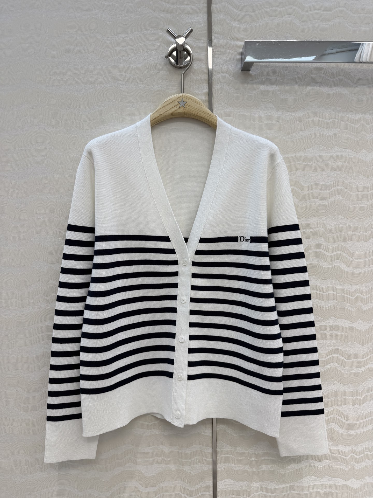 NO:829207,High-end original quality MissD 26 spring and summer new products!  Navy style V-neck cardigan!  Premium stripes in super white black and white tones!  Customized imported yarn with double weaving technology is soft, delicate, breathable and comfortable!  The classic version makes your upper body look slimmer!  An elegant and age-reducing item!  Bai Fumei must enter!  One color size 3, size 38, shoulder width 38, bust 92, length 62., Dior-clothing, dior,19860909高端原单品质MissD 26春夏新品！海军风气质V领开衫！高级条纹超级显白的黑白色调！双织工艺定制进口纱线质感柔软细腻透气舒适！经典版型上身巨显瘦！优雅气质减龄单品！白富美必入！一色3码,38码肩宽38,胸围92,衣长62.,迪奥-服装,dior,,Women's clothing