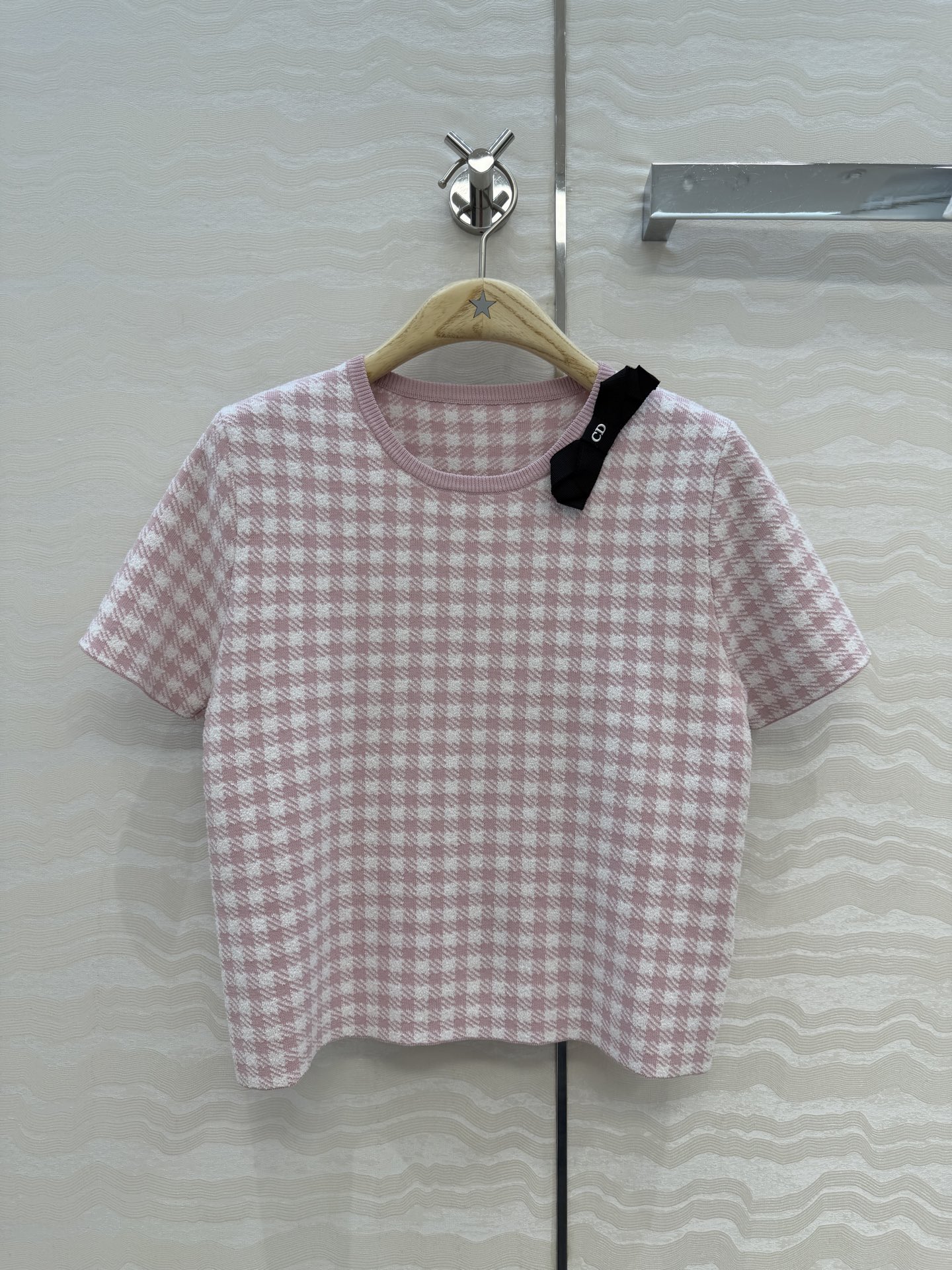 NO:826834,High-end original order quality, MissD26 new spring and summer products!  Houndstooth short-sleeved sweater!  The age-reducing pink bow is decorated with a super whitening tone!  Customized imported yarn has a delicate texture, is breathable and comfortable!  The classic H short version makes the upper body look slimmer!  An elegant and age-reducing item!  Bai Fumei must enter!  One color size 3, size 38, shoulder width 35, bust 86, length 48., Dior-clothing, dior, T-shirt,19860909高端原单品质,MissD26春夏新品！千鸟格纹短袖针织衫！减龄气质粉蝴蝶结装饰超级显白的色调！定制进口纱线质感细腻透气舒适！经典H小短款版型上身巨显瘦！优雅气质减龄单品！白富美必入！一色3码,38码肩宽35,胸围86,衣长48.,迪奥-服装,dior,T-shirt,,Women's clothing