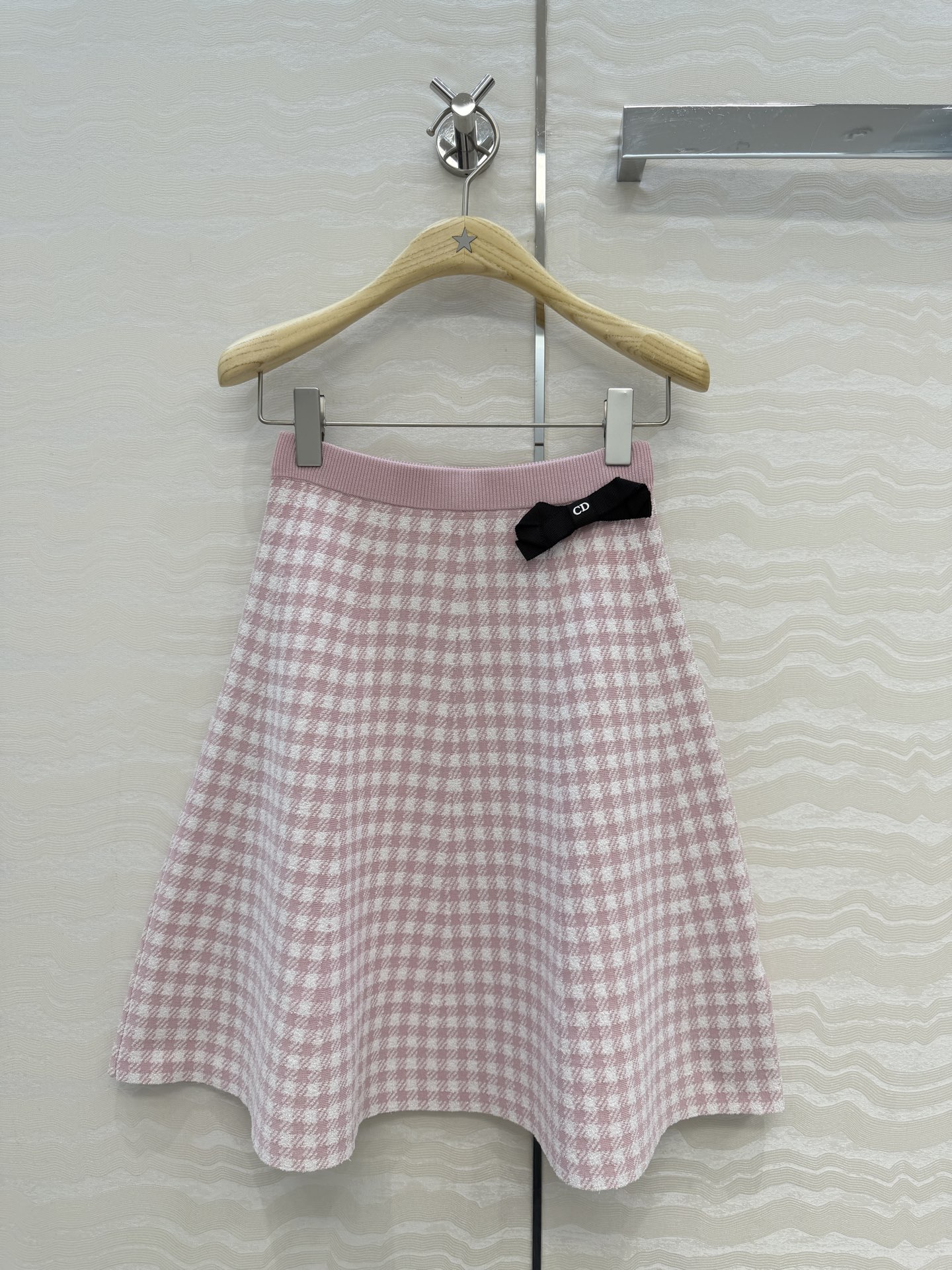 NO:826825,High-end original order quality, MissD26 new spring and summer products!  Houndstooth knitted skirt!  The age-reducing pink bow is decorated with a super whitening tone!  Customized imported yarn has a delicate texture, is breathable and comfortable!  The classic high-waisted A-line skirt makes your upper body look slimmer!  An elegant and age-reducing item!  Bai Fumei must enter!  One color size 3, size 38 waist 58, skirt length 52., Dior-clothing, dior, skirts,19860909高端原单品质,MissD26春夏新品！千鸟格纹针织半裙！减龄气质粉蝴蝶结装饰超级显白的色调！定制进口纱线质感细腻透气舒适！经典高腰A字裙摆版型上身巨显瘦！优雅气质减龄单品！白富美必入！一色3码,38码腰围58,裙长52.,迪奥-服装,dior,skirts,,Women's clothing