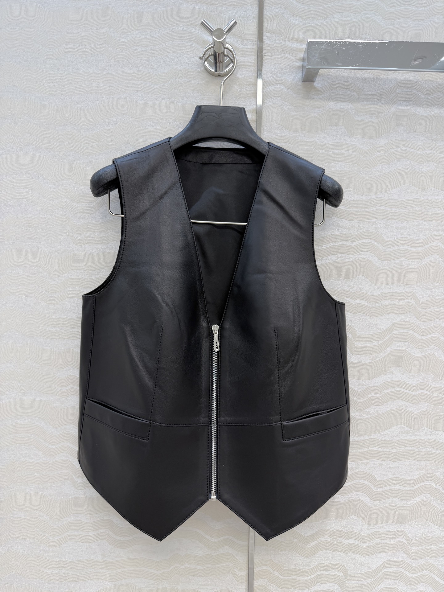 NO:829777,High-end original quality H high-intellectual wear, elegant equestrian style leather vest!  A must-have item this season that you can’t miss!  The top quality imported lambskin has an unrivaled texture!  Low-key aristocratic temperament, versatile, fashionable and high-end!  The classic version is super correct!  Purely handmade oil edge craftsmanship, the workmanship quality and details are perfect!  Two colors, size 36.38.40.38, bust 90, length 54., Hermès-clothing,hermes,sheepskin,19860909高端原单品质H高智感穿搭,气质马术风真皮马甲！本季必入不可错过的单品！顶级进口小羊皮质感无敌！低调贵族气质百搭时髦又高级！经典版型超正！纯手工油边工艺,做工品质细节完美到位！两色36.38.40.38码胸围90,衣长54.,爱马仕-服装,hermes,sheepskin,,Women's clothing