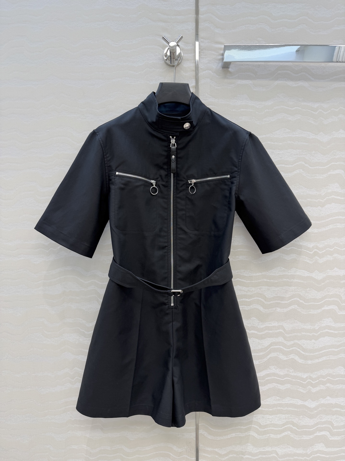 NO:829769,High-end original quality H high-intellectual wear, equestrian-style overalls!  Age-reducing girlish straight-leg trousers with a bodice and mommy’s legs!  Exclusively customized imported double-ply twill pure cotton fabric is very wide, comfortable and delicate in texture!  The stand-up collar and half-zip design, H-shaped waistband and waist-cinching upper body are both A and sassy!  A must-have item this season that you can’t miss!  Low-key aristocratic temperament, versatile, fashionable and high-end!  The classic version is super correct!  Perfect workmanship and perfect details!  Two-color code 36.38.40.36: shoulder width 41, bust 94, hip 104, length 83., Hermès - clothing, hermes,19860909高端原单品质H高智感穿搭,马术风气质工装连体裤！减龄少女风直筒裤型上身妈长大长腿！独家定制进口双股斜纹纯棉面料挺阔质感舒适细腻！立领半拉链设计H版型腰带收腰上身又A又飒！本季必入不可错过的单品！低调贵族气质百搭时髦又高级！经典版型超正！完美做工品质细节完美到位！两色36.38.40.36码: 肩宽41,胸围94,臀围104,衣长83.,爱马仕-服装,hermes,,Women's clothing