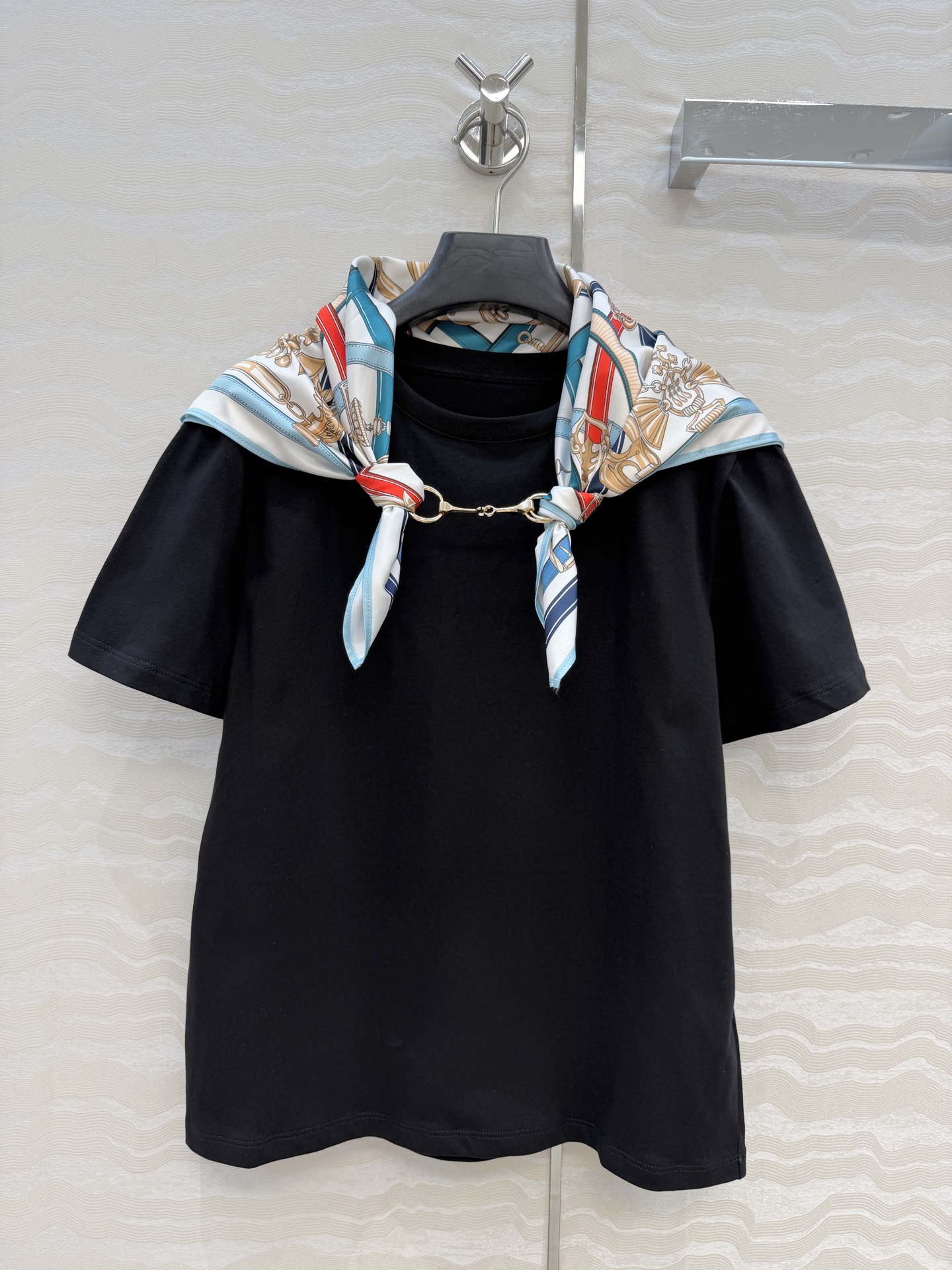 NO:829760,High-end original quality H high-intellectual wear, metal saddle button silk scarf pure cotton T-shirt!  26 spring and summer new product, the legendary saddle and bridle chain positioning printed pattern silk scarf, the pure cotton fabric has a great texture. It has a sweet and salty temperament, age-reducing girlish style, versatile and not picky!  The perfect workmanship quality depends on the details. Two colors S-L sizes. Large orders are thrown over. S size shoulder width 41, bust 90, length 56. Hermès - clothing, hermes, tees, t-shirt,19860909高端原单品质H高智感穿搭,金属马鞍扣丝巾纯棉T恤！26春夏新品大传奇鞍辔链条定位印花图案丝巾,纯棉面料质感超赞.可甜可盐气质减龄少女风百搭不挑人！完美做工品质看细节.两色S-L码.大单子甩过来.S码肩宽41,胸围90,衣长56.,爱马仕-服装,hermes,tees，t-shirt,,Women's clothing