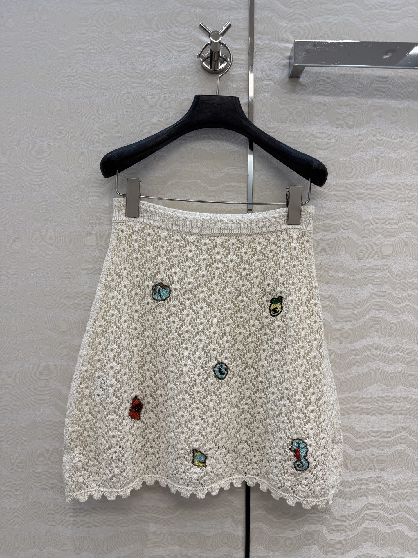 NO:828595,Original quality Coco girls beach series new vacation products!  Underwater World embroidery crocheted mini skirt. The beautiful little fairy is a white and rich artifact!  Heavy industry custom-made special yarn is elegant and beautiful!  The high-end colors are luxurious and high-end. The classic version is versatile, fashionable and high-end!  The details are all in place and the workmanship is perfect. One color size 36-40. Size 36: waist 62, skirt length 45., Chanel-clothing, chanel, skirts,19860909原单品质Coco女孩beach沙滩系列度假新品！海底世界刺绣缕空勾织小半裙.绝美小仙女白富美神器！重工定制特种纱线优雅气质又美又仙！高级色调奢华又高级.经典版型百搭不挑人时髦又高级！细节全面到位完美做工品质.一色36-40码.36码: 腰围62,裙长45.,香奈儿-服装,chanel,skirts,,Women's clothing