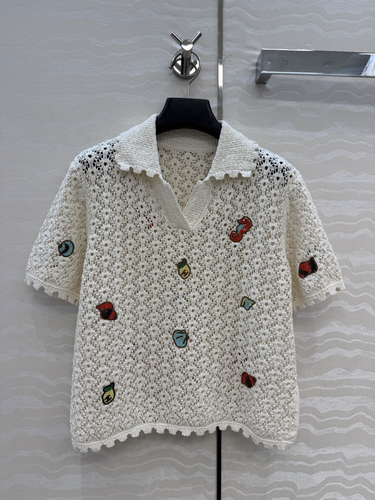 NO:828606,Original quality Coco girls beach series new vacation products!  The undersea world embroidery crocheted top. The elegant small lapel with slits on both sides is a beautiful little fairy's white and rich artifact!  Heavy industry custom-made special yarn is elegant and beautiful!  The high-end colors are luxurious and high-end. The classic version is versatile, fashionable and high-end!  The details are all in place and the workmanship is perfect. One color size 36-40. Size 36: shoulder width 38, bust 88, length 49., Chanel-clothing, chanel,19860909原单品质Coco女孩beach沙滩系列度假新品！海底世界刺绣缕空勾织小上衣.气质小翻领两侧开叉设计绝美小仙女白富美神器！重工定制特种纱线优雅气质又美又仙！高级色调奢华又高级.经典版型百搭不挑人时髦又高级！细节全面到位完美做工品质.一色36-40码.36码: 肩宽38,胸围88,衣长49.,香奈儿-服装,chanel,,Women's clothing