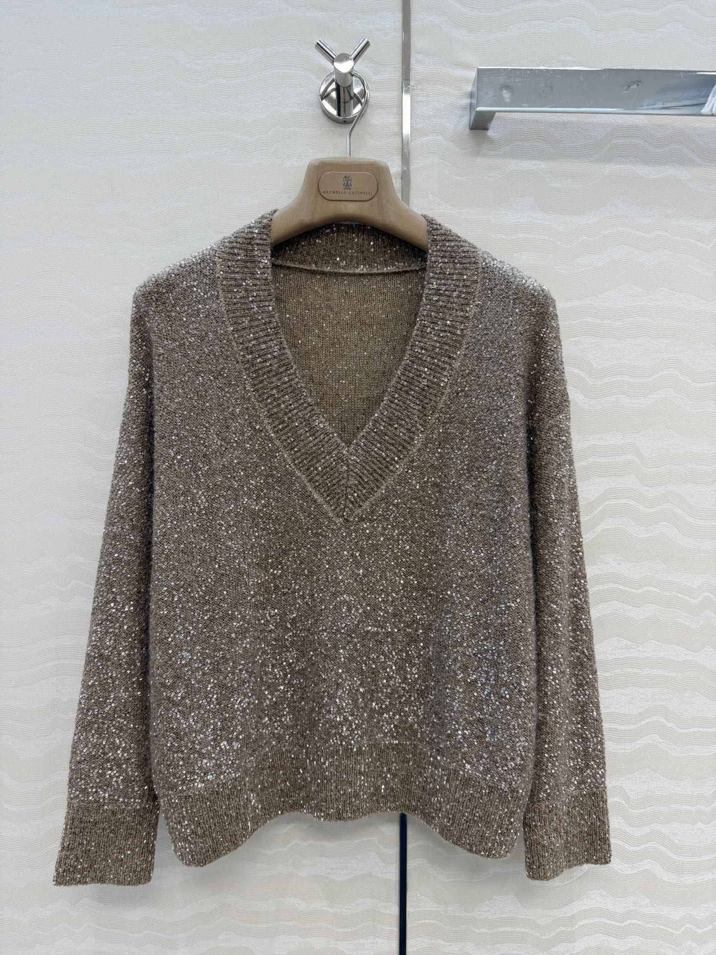 NO:828582,High-end original quality item, huge flash and luxury!  Walking high-end Bc old money style outfit, high-intelligence and elegant temperament, mohair sequined V-neck top. Shining luxury, low-key and high-end. Lazy and comfortable atmosphere!  Minimalist old money style outfit, imported yarn heavy industry is luxurious, mysterious and noble!  Imported yarn and Swiss weaving craftsmanship create a low-key, luxurious and high-end feel!  The loose fit has a casual and elegant temperament. Classic and not flattering, the upper body is super slim. One color S-L size. S size bust 100, length 54., women's clothing,19860909高端原单品质实物巨闪巨奢华！ 行走的高定 Bc老钱风穿搭,高智感优雅气质马海毛珠片V领上衣.闪耀奢华低调高级感.慵懒自在的氛围感！极简老钱风穿搭,进口纱线重工奢华神秘又高贵！进口纱线瑞士机织工艺打造低调奢华的高级感！宽松版型气质随性优雅.经典不挑人上身超显瘦,一色S-L码.S码胸围100,衣长54.,女装,,Women's clothing