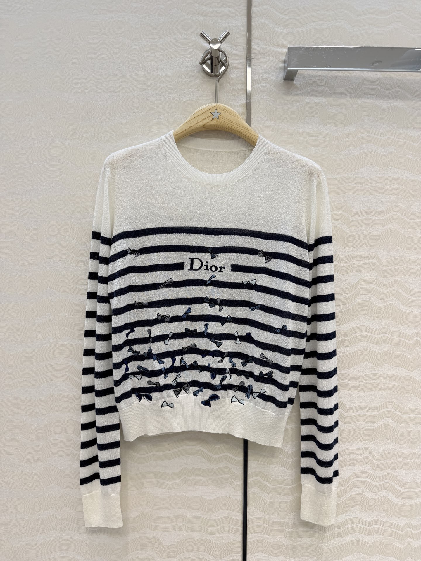 NO:826851,High-end original quality MissD new spring and summer series, striped butterfly embroidered high-definition linen sweater!  Stripe lovers love versatile items!  The original imported linen yarn is soft, delicate, breathable and comfortable!  The classic round neck style makes the upper body look slimmer!  Positioning embroidery is an elegant and fashionable item!  Bai Fumei must enter!  Imported woven 18-needle technology. One color, 3 sizes, size 36: shoulder width 39, bust 92, length 54., Dior-clothing, dior,19860909高端原单品质MissD 春夏新品系列,条纹蝴蝶刺绣高定亚麻针织衫！条纹控最爱百搭单品！原版进口亚麻纱线质感柔软细腻透气舒适！经典圆领版型上身巨显瘦！定位刺绣优雅又时髦气质单品！白富美必入！进口机织18针工艺.一色3码,36码: 肩宽39,胸围92,衣长54.,迪奥-服装,dior,,Women's clothing