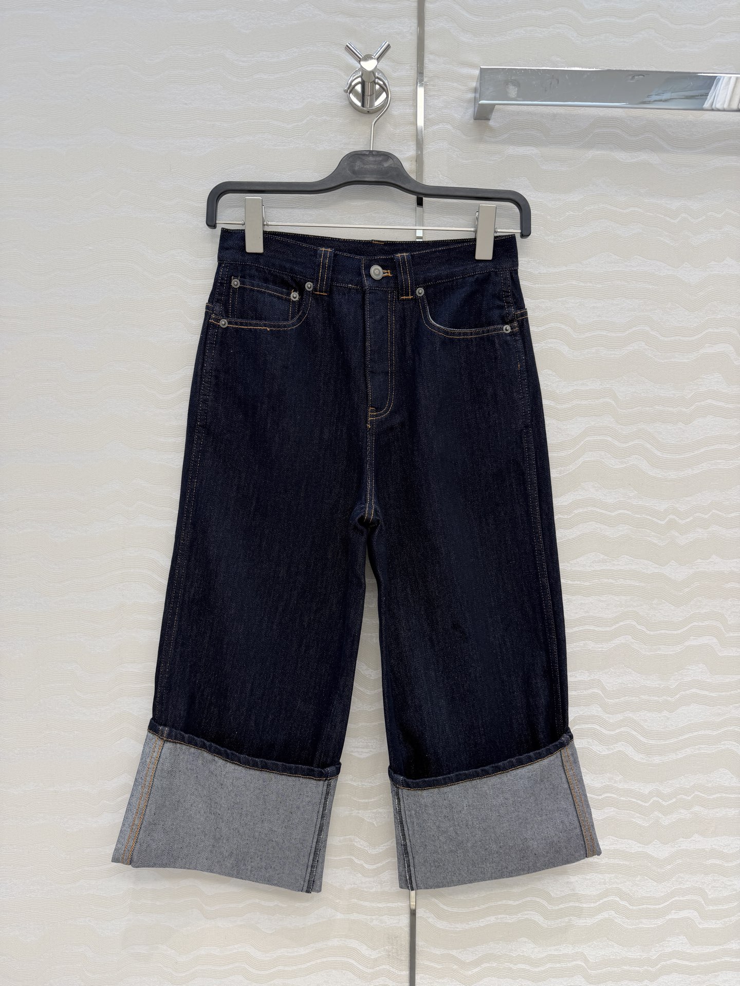 NO:829084,High-end original quality KH high-end smart and fashionable outfits!  Long term hem jeans!  Imported active twill original color denim blue!  Lazy and casual high-end item. The shape makes the upper body look slimmer!  Highly recommended for versatile items!  The texture of imported fabrics is great!  The quality of workmanship depends on the details, one color comes in 3 sizes. Size S has a waist size of 68, a hip size of 98, and a pants length of 77., women's clothing, jeans,19860909高端原单品质KH高智感时髦精穿搭！长期主义卷边牛仔裤！进口活性斜纹原色丹宁牛仔蓝！慵懒随性的高级单品.版型上身巨显瘦！强烈推荐百搭单品！进口面料质感超赞！做工品质看细节,一色3码.S码腰围68,臀围98,裤长77.,女装,jeans,,Women's clothing