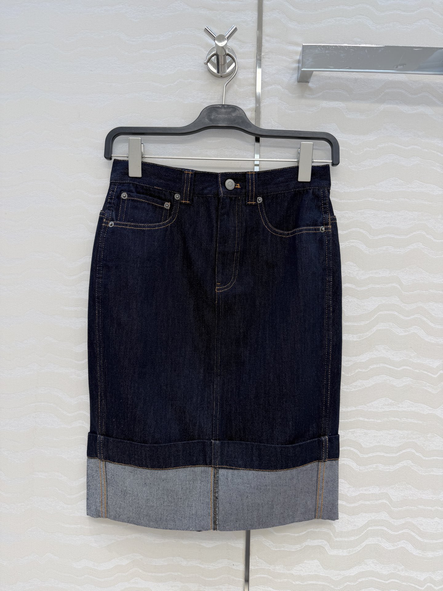 NO:829093,High-end original quality KH high-end smart and fashionable outfits!  Same style as Jennie!  Long term hem denim skirt!  Imported active twill original color denim blue!  Lazy and casual high-end item. The shape makes the upper body look slimmer!  Highly recommended for versatile items!  The texture of imported fabrics is great!  The quality of workmanship depends on the details, one color comes in 3 sizes. Size S has a waist size of 68, a hip size of 88, and a skirt length of 58. Women's clothing, skirts,19860909高端原单品质KH高智感时髦精穿搭！jennie同款！长期主义卷边牛仔半裙！进口活性斜纹原色丹宁牛仔蓝！慵懒随性的高级单品.版型上身巨显瘦！强烈推荐百搭单品！进口面料质感超赞！做工品质看细节,一色3码.S码腰围68,臀围88,裙长58.,女装,skirts,,Women's clothing