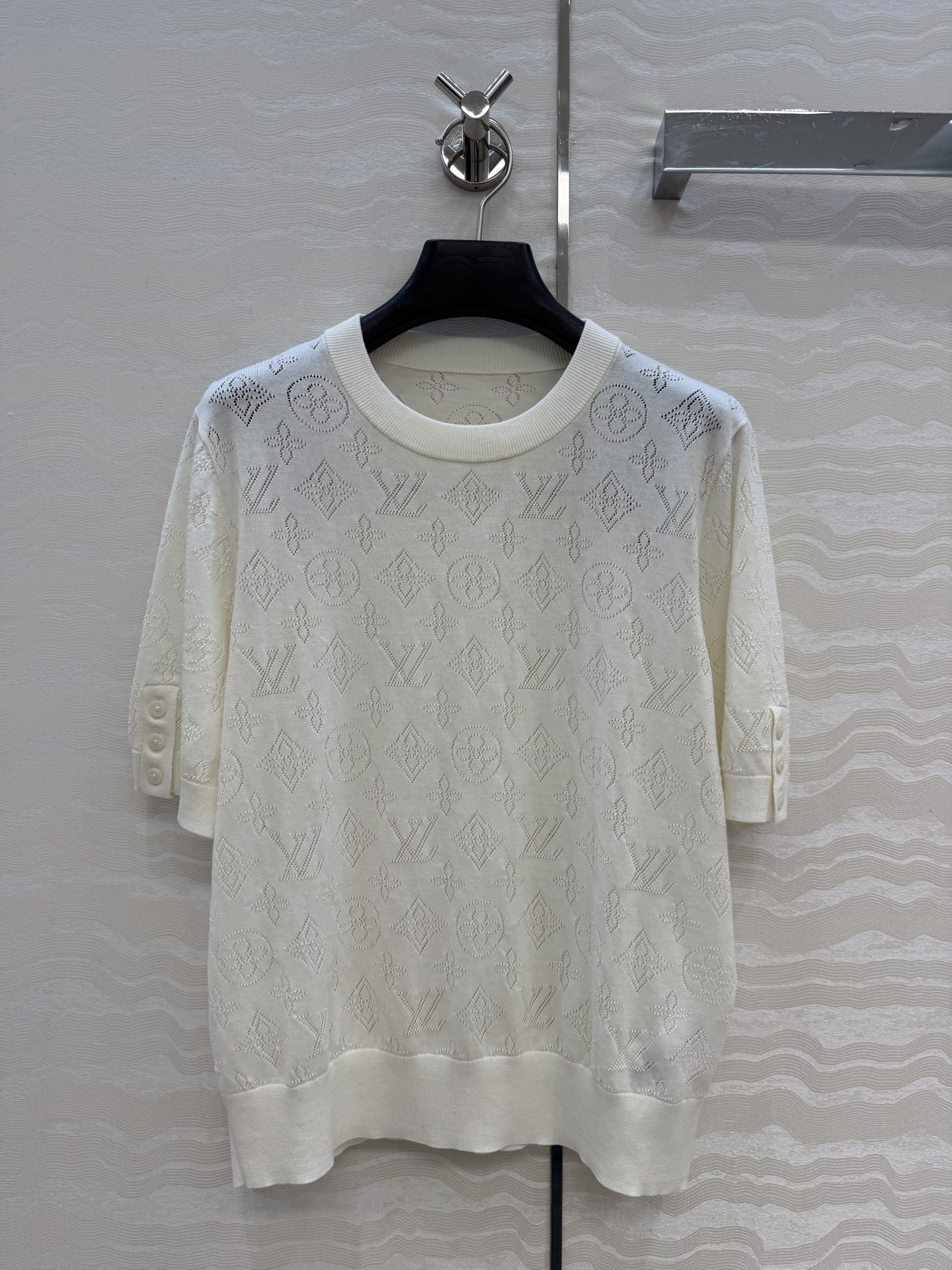 NO:829728,High-end original order quality!  Monogram flower knitted round neck short-sleeved top!  The 18-needle Swiss machine-heavy positioning and hollow intarsia process has a fashionable and high-end feel!  Imported Tencel pure cotton yarn is delicate, soft and has a great texture!  The classic version with age-reducing temperament is fashionable and advanced!  Bai Fumei must enter!  Don’t pick on others and make your upper body look slimmer!  Highly recommended item. One color S-L. Size M shoulder width 38, bust 94, length 56., Louis Vuitton-clothing, louis vuitton, T-shirt,19860909高端原单品质！Monogram花针织圆领短袖上衣！18针瑞士机重工定位缕空嵌花工艺贯穿时髦高级感！进口天丝纯棉纱线细腻柔软质感超赞！减龄气质经典版型时髦又高级！白富美必入！不挑人上身巨显瘦！强烈推荐单品.一色S-L码.M码肩宽38,胸围94,衣长56.,路易威登-服装,louis vuitton,T-shirt,,Women's clothing