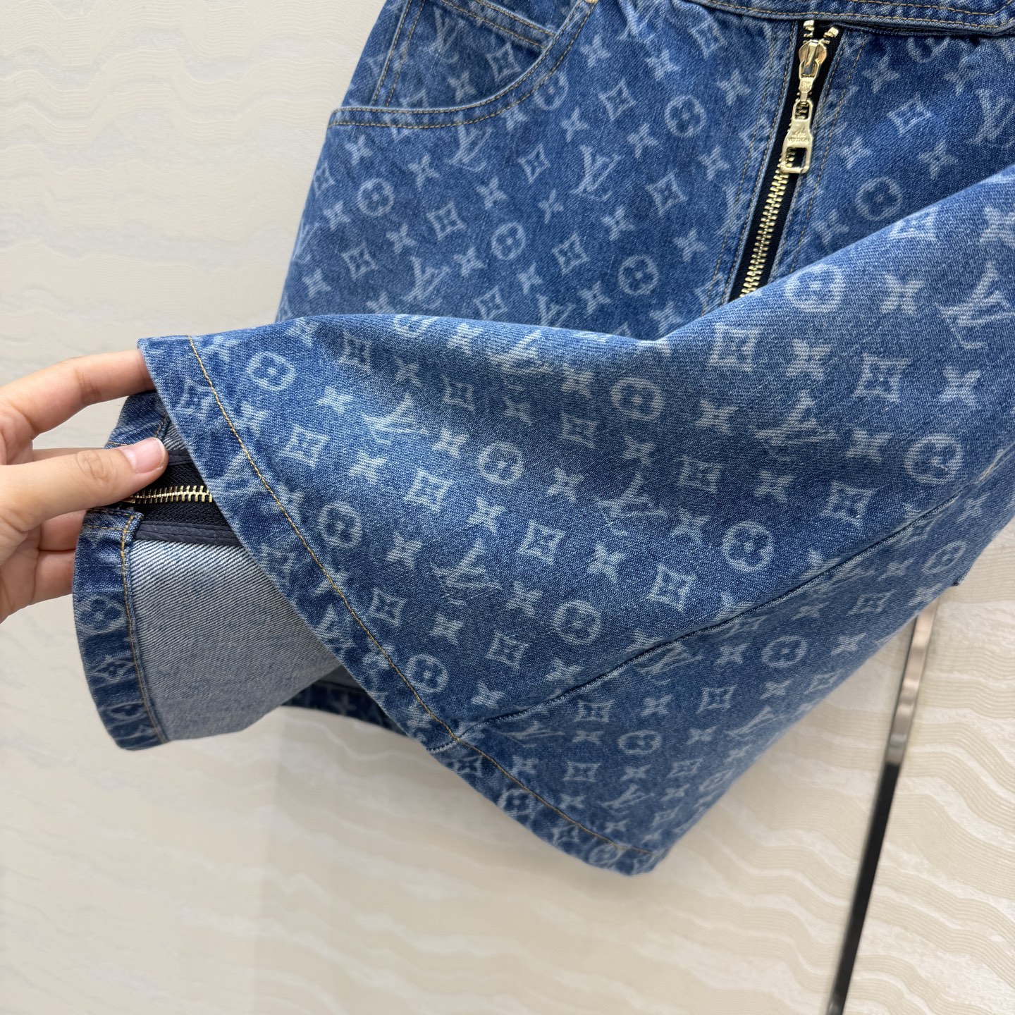 爆单推荐❤️原单品质，26春夏新品Romantique系列，MONOGRAM激光牛仔短半裙！搭版扣腰拉链