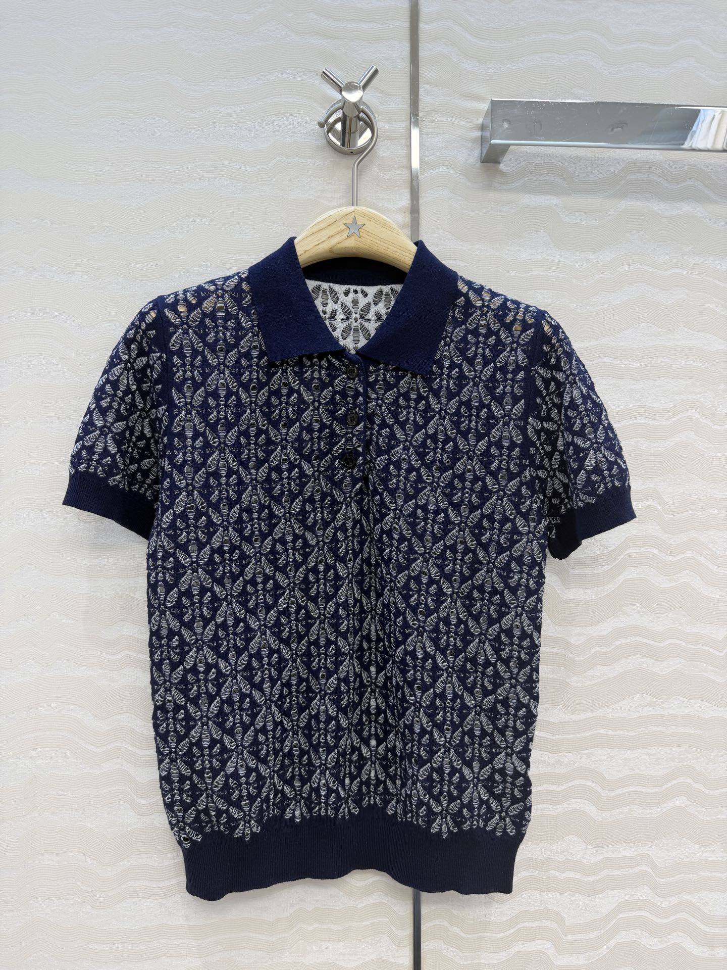 原单品质💋Miss D26春夏新品，气质polo领针织缕空短袖毛衣。定位菱格缕空勾织细节满分✨气质优雅单