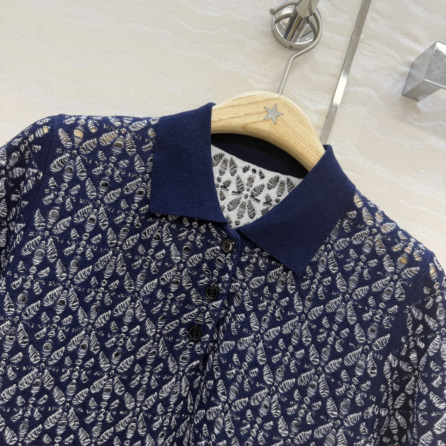 原单品质💋Miss D26春夏新品，气质polo领针织缕空短袖毛衣。定位菱格缕空勾织细节满分✨气质优雅单
