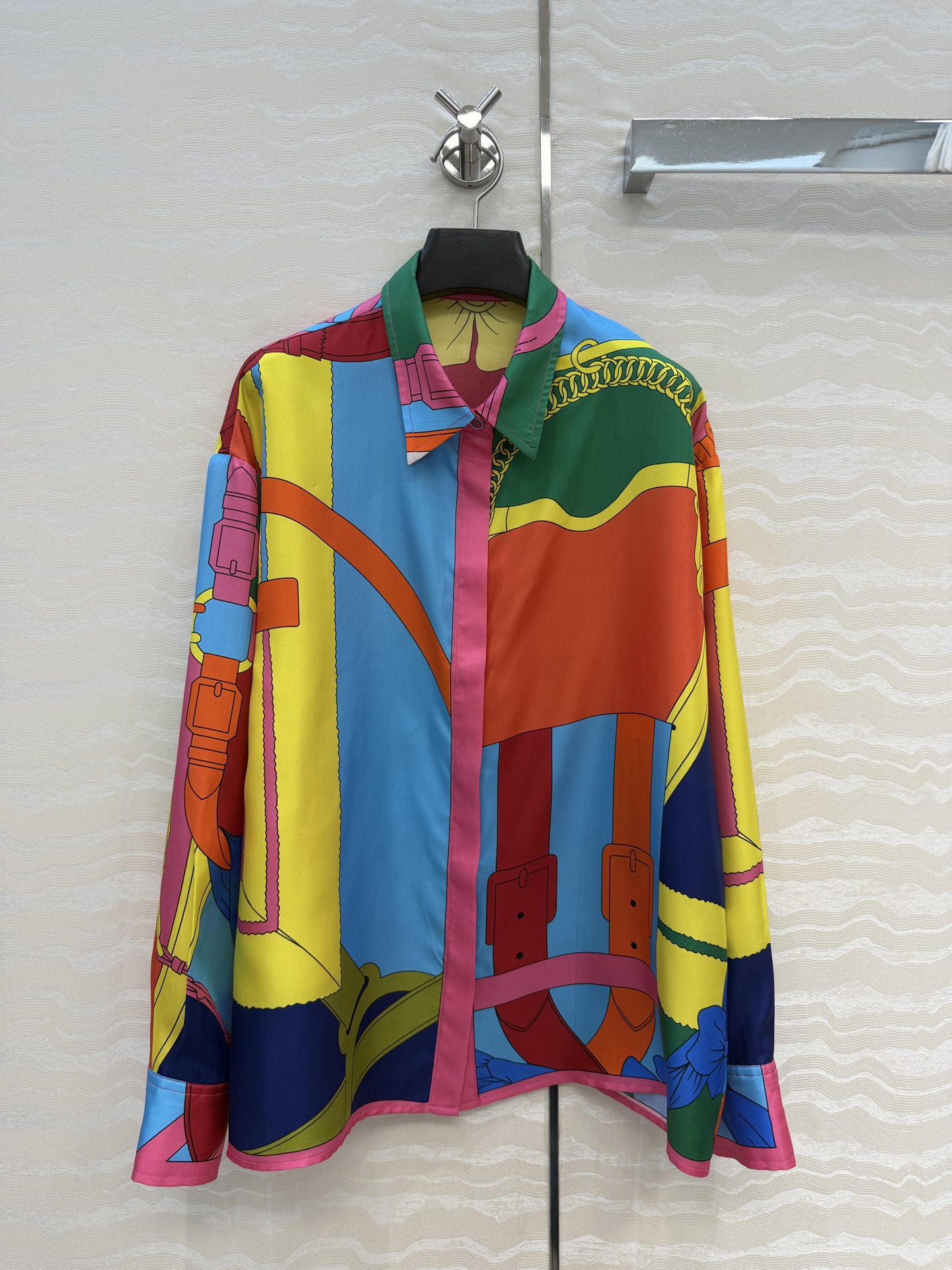 NO:826994,Original quality H series 26s new spring and summer products!  Chain link pattern positioning printed silk shirt!  The texture of silk twill is amazing!  The loose fit with small lapels is casual and elegant. The perfect color matching and full positioning print are super high-end. The fit is not flattering and makes your upper body look slimmer!  The quality of perfect workmanship depends on the details. Available in one color, S.M.L.19860909原单品质H系26s春夏新品！链环图案定位印花真丝衬衫！真丝斜纹绸质感超赞！气质小翻领宽松版型随性大方.绝美配色全定位印花超高级.版型不挑人上身超显瘦！完美做工品质看细节.现货一色S.M.L.XL.4个码.大单子甩过来.S码胸围106,衣长65.,爱马仕-服装,hermes,shirts,real silk,,Women's clothing