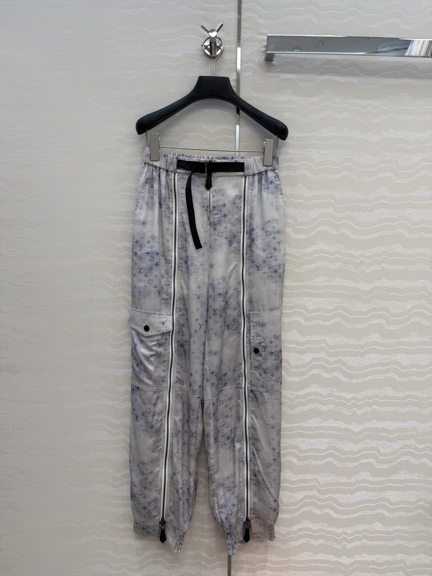 NO:826983,High-end original quality and beautiful new color series classic MONOGRAM printed silk harem pants!  Real silk, elastic waist, cargo pockets, loose fit upper body, perfect for reducing age!  Leather belt decoration, trouser leg zipper design is classic, fashionable and advanced!  A must-have artifact for Bai Fumei!  The three-dimensional silhouette is versatile and easy to match. It is highly recommended to keep it for yourself!  The workmanship quality depends on the details. One color 36.38.40.42. Four sizes. S size elastic waist 60, hip 104, pants length 100., Louis Vuitton-clothing, louis vuitton, real silk,19860909高端原单品质神仙颜值的新配色系列经典MONOGRAM印花真丝哈伦裤！真丝,松紧腰工装口袋宽松版型上身减龄绝绝子！皮革腰带装饰,裤腿拉链设计经典时髦又高级！白富美必备神器！立体裁版型百搭不挑人.强烈推荐自留款！做工品质看细节.一色36.38.40.42.四码.S码松紧腰围60,臀围104,裤长100.,路易威登-服装,louis vuitton,real silk,,Women's clothing