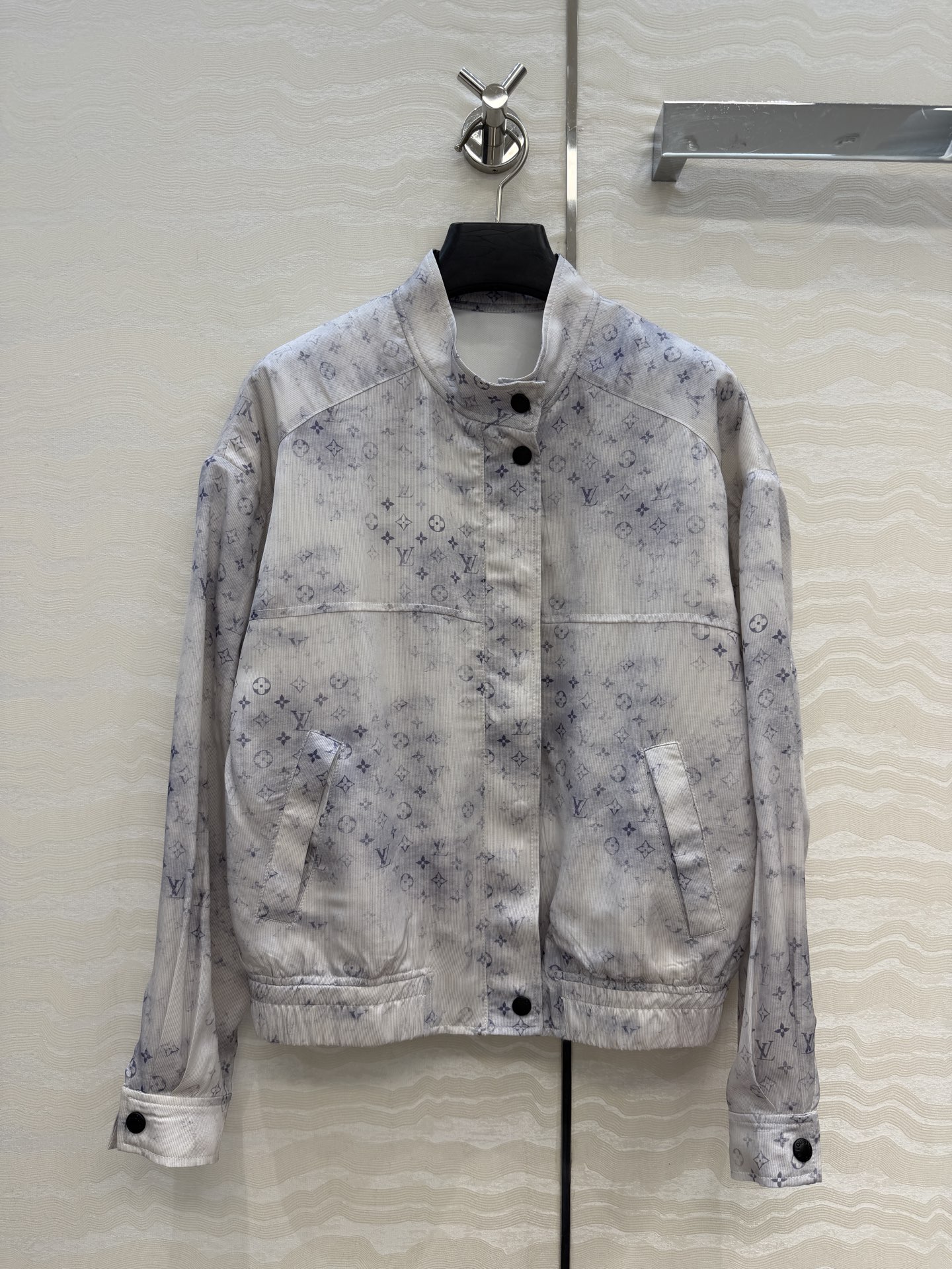 NO:826973,High-end original quality and beautiful new color series classic MONOGRAM printed silk jackets!  Silk, off-shoulder jacket with utility pocket design is high-end, fashionable and stylish!  The classic version is versatile and easy to match. Highly recommended for personal use!  The perfect workmanship quality of customized hardware accessories depends on the details. One color 36.38.40.42. size, 36 size bust 96. length 54., Louis Vuitton-clothing, louis vuitton, jackets & coats, jackets & coats, real silk,19860909高端原单品质神仙颜值的新配色系列经典MONOGRAM印花真丝夹克外套！真丝,落肩夹克工装口袋设计高级时髦又拉风！经典版型百搭不挑人.强烈推荐自留款！定制五金配件完美做工品质看细节.一色36.38.40.42.码,36码胸围96.衣长54.,路易威登-服装,louis vuitton,jackets & coats,jackets & coats,real silk,,Women's clothing