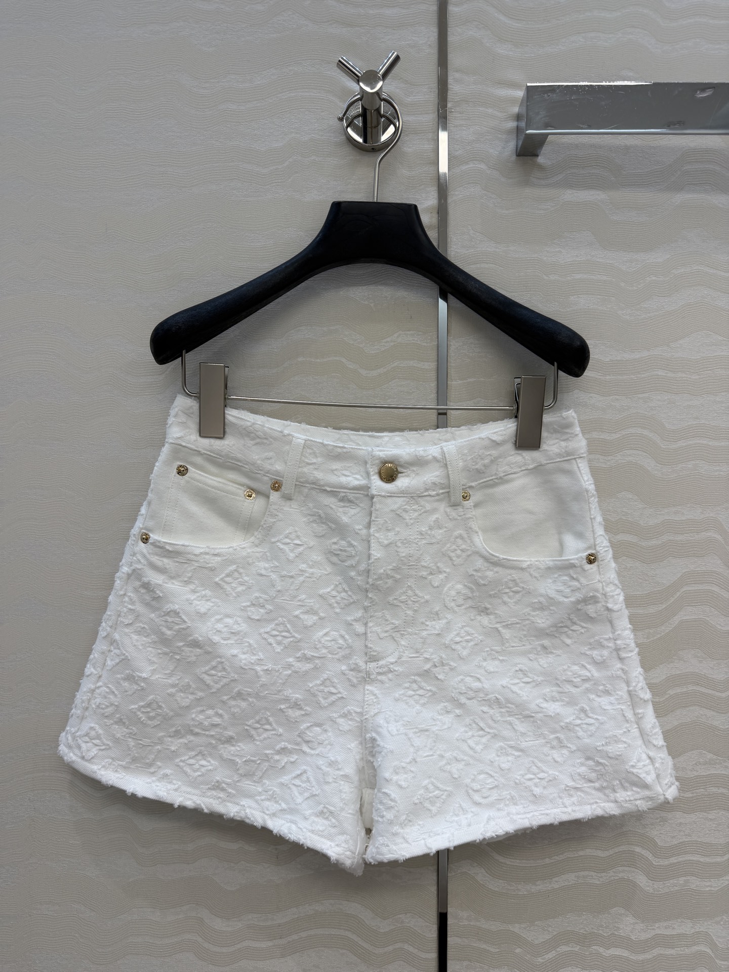 NO:829178,Recommended original high-quality products, 26 new spring and summer LResort series, MONOGRAM jacquard logo white denim shorts!  Mid-high waist pants are classic, fashionable and high-end!  Original custom-made yarn-dyed jacquard denim fabric, versatile and effortless, making your upper body look slimmer!  Highly recommended casual style items. Customized hardware accessories. One color S-L sizes. S size waist 68, hip 88, pants length 32., Louis Vuitton-clothing, louis vuitton, shorts,19860909原单品质爆单推荐,26春夏新品LResort系列,MONOGRAM提花logo白色牛仔短裤！中高腰裤型经典时髦又高级！原版定制色织提花牛仔面料,百搭不挑人上身巨显瘦！强烈推荐休闲气质单品.定制五金配件.一色S-L码.S码腰围68,臀围88,裤长32.,路易威登-服装,louis vuitton,shorts,,Women's clothing