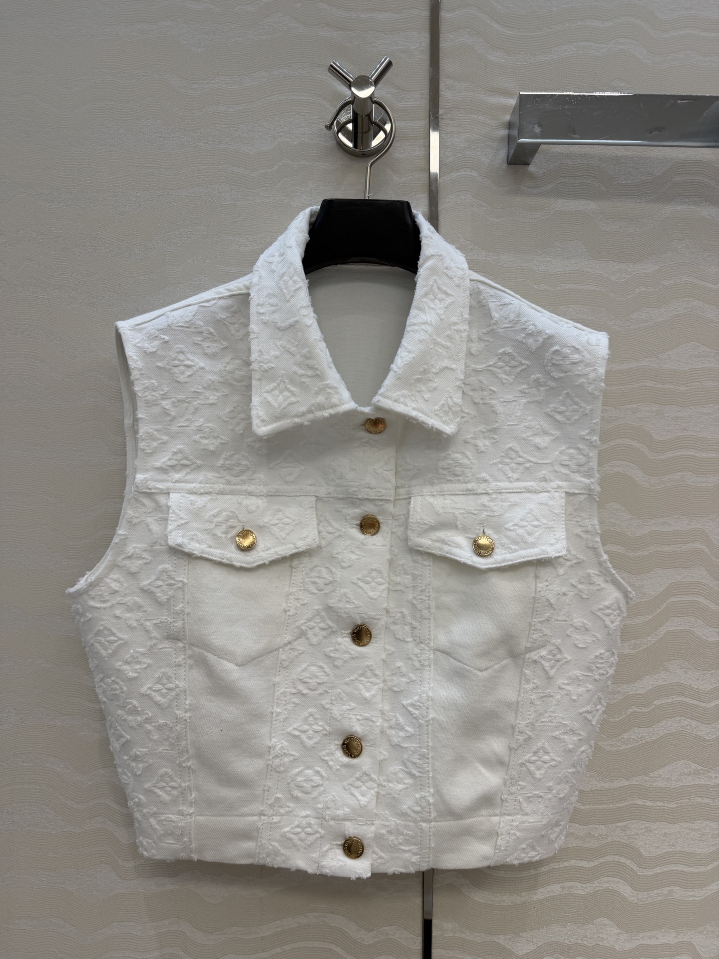 NO:826966,Recommended original high-quality products, 26 spring and summer new product LResort series, MONOGRAM jacquard logo white denim vest!  The elegant small lapel H version is classic, fashionable and high-end!  Original custom-made yarn-dyed jacquard denim fabric, versatile and effortless, making your upper body look slimmer!  Highly recommended casual style items. Customized hardware accessories. One color S-L sizes. S size bust 96, length 46., Louis Vuitton-clothing, louis vuitton,19860909原单品质爆单推荐,26春夏新品LResort系列,MONOGRAM提花logo白色牛仔马甲！气质小翻领H版型经典时髦又高级！原版定制色织提花牛仔面料,百搭不挑人上身巨显瘦！强烈推荐休闲气质单品.定制五金配件.一色S-L码.S码胸围96,衣长46.,路易威登-服装,louis vuitton,,Women's clothing